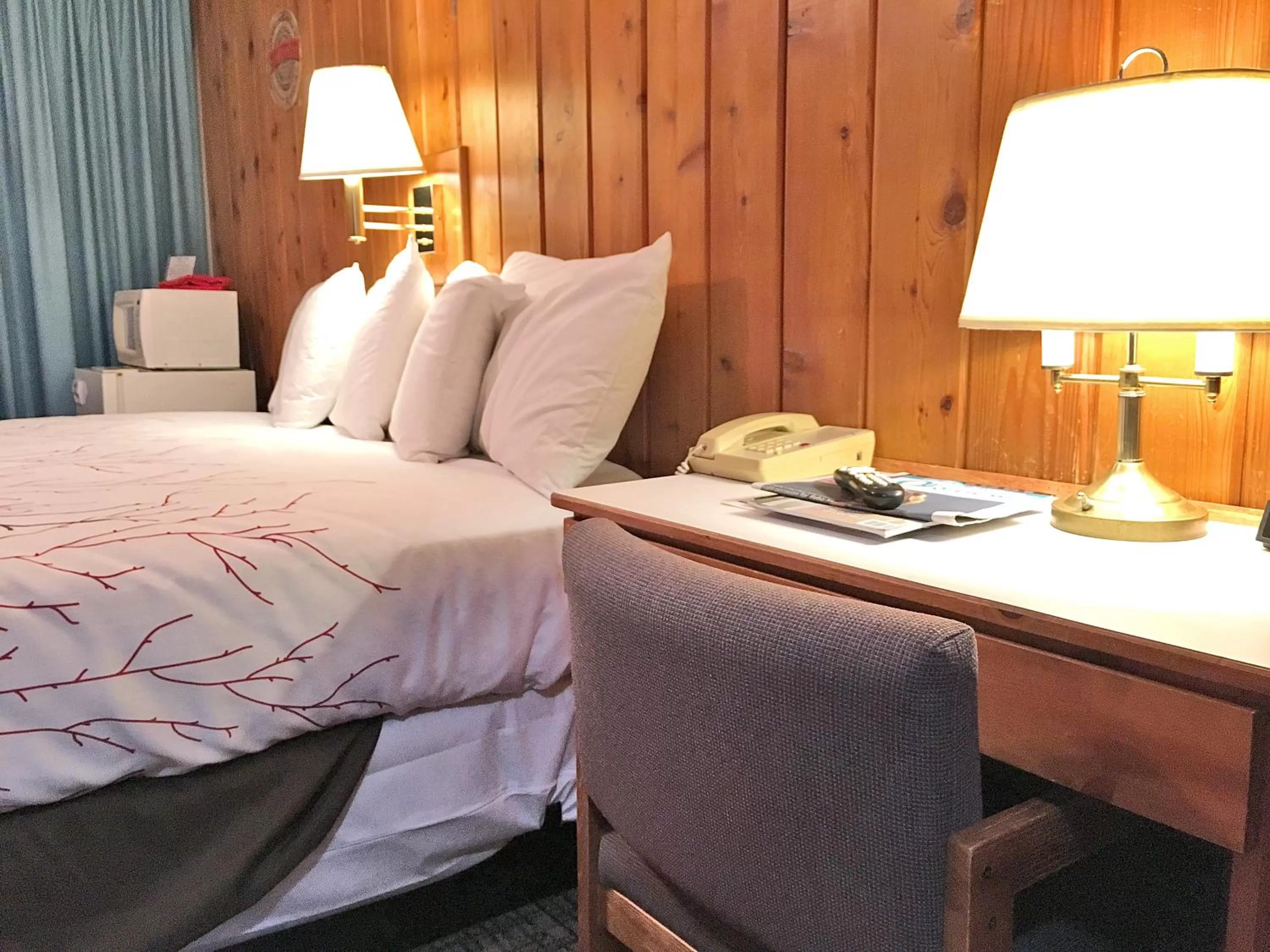 Bed in Park Motel and Cabins