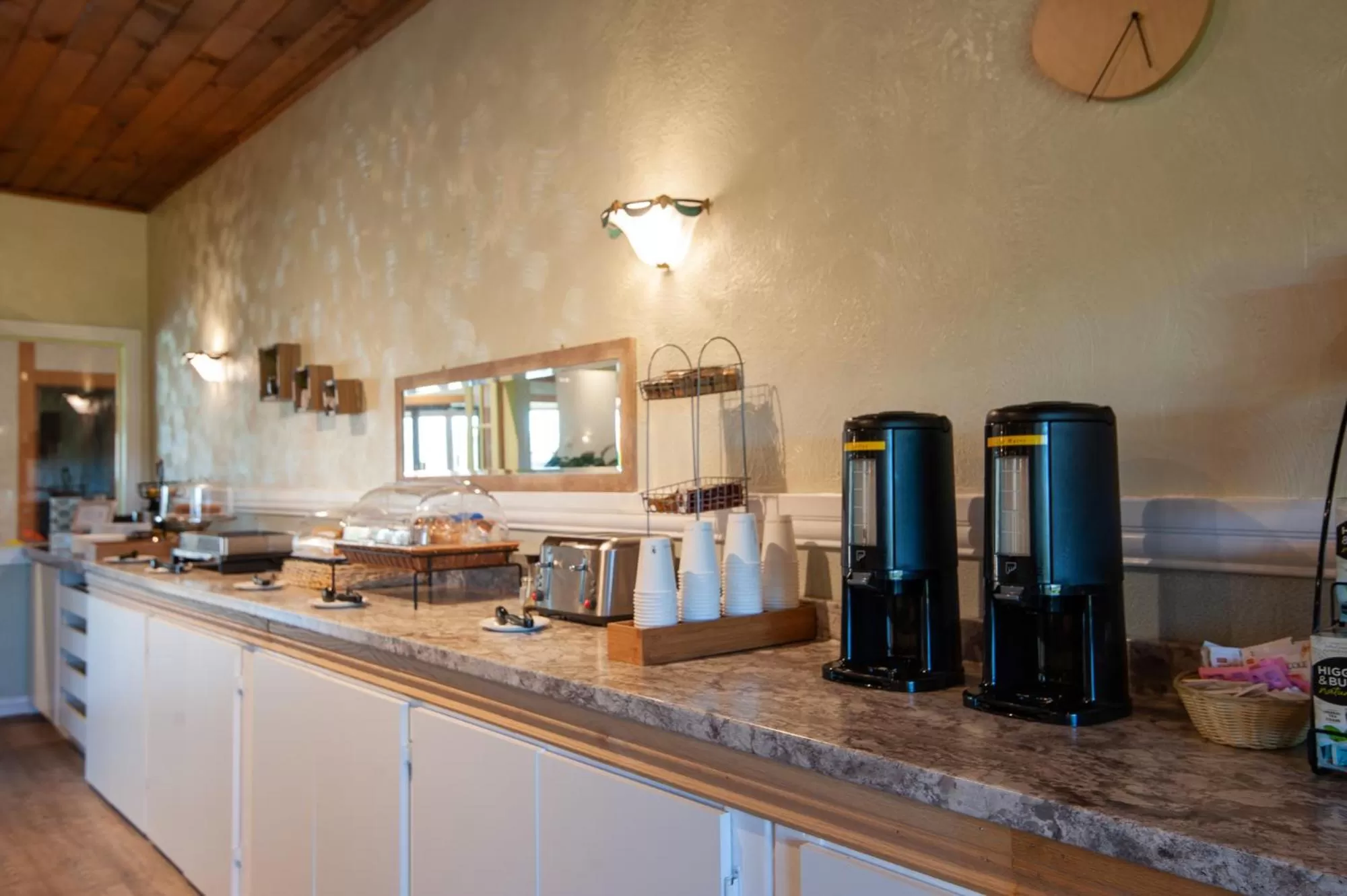Coffee/tea facilities in Dutch Inn