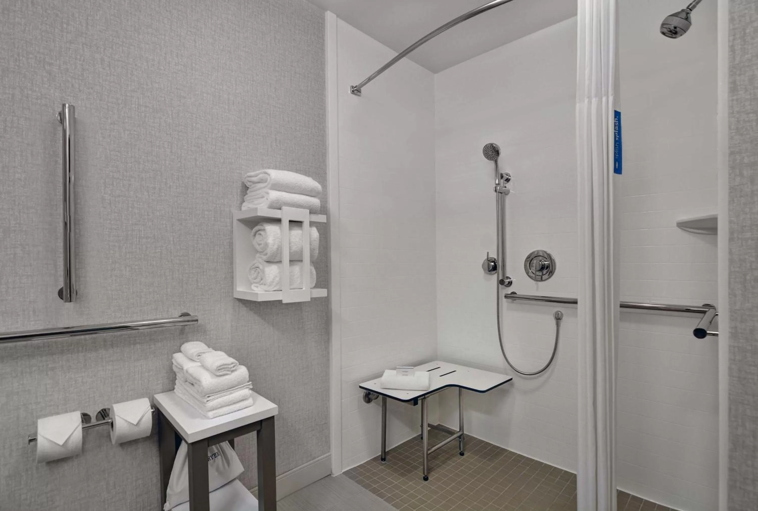 Bathroom in Hampton Inn Gallatin