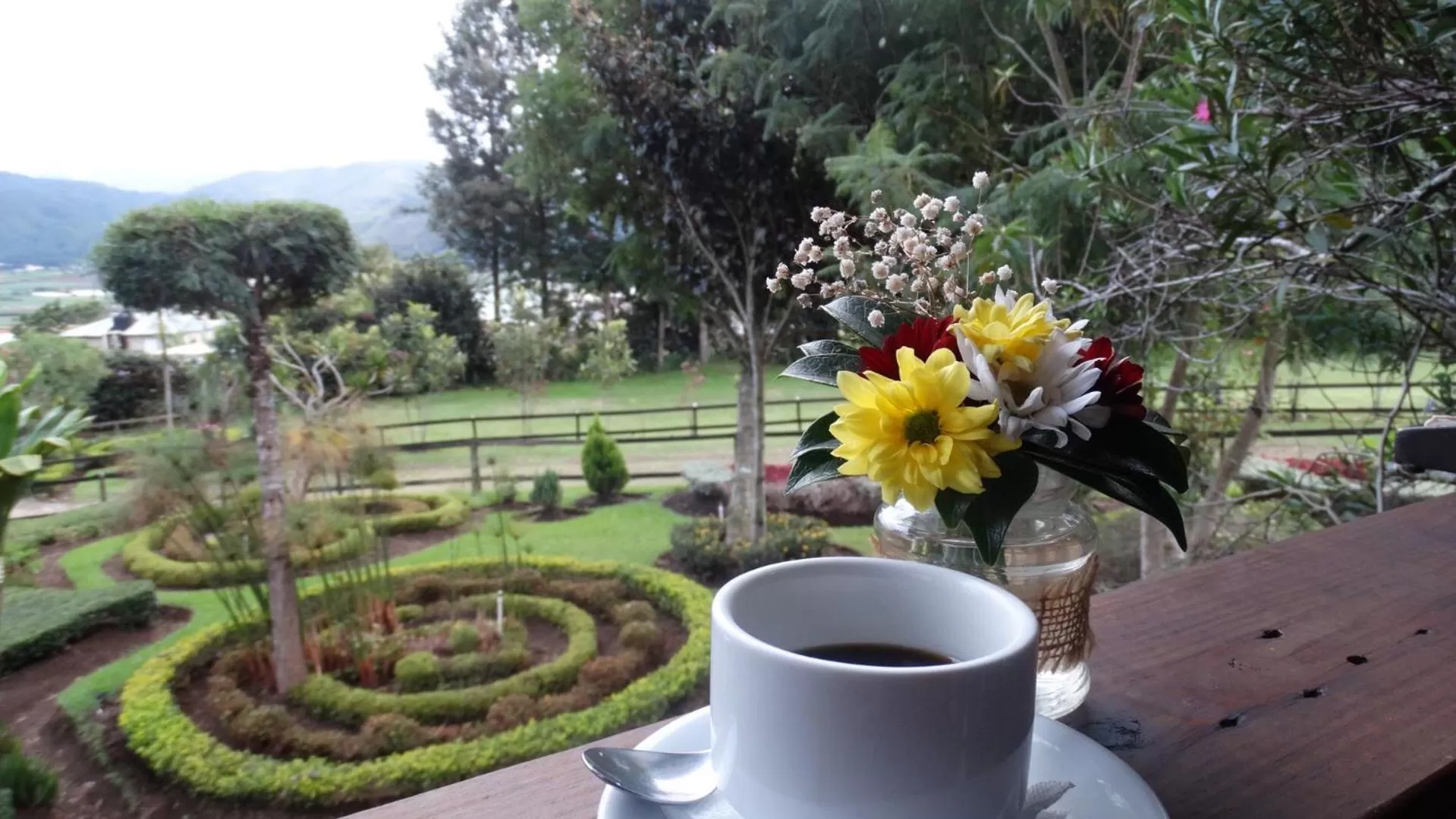 Garden view in Hotel Rancho Constanza & Cabañas de la Montaña