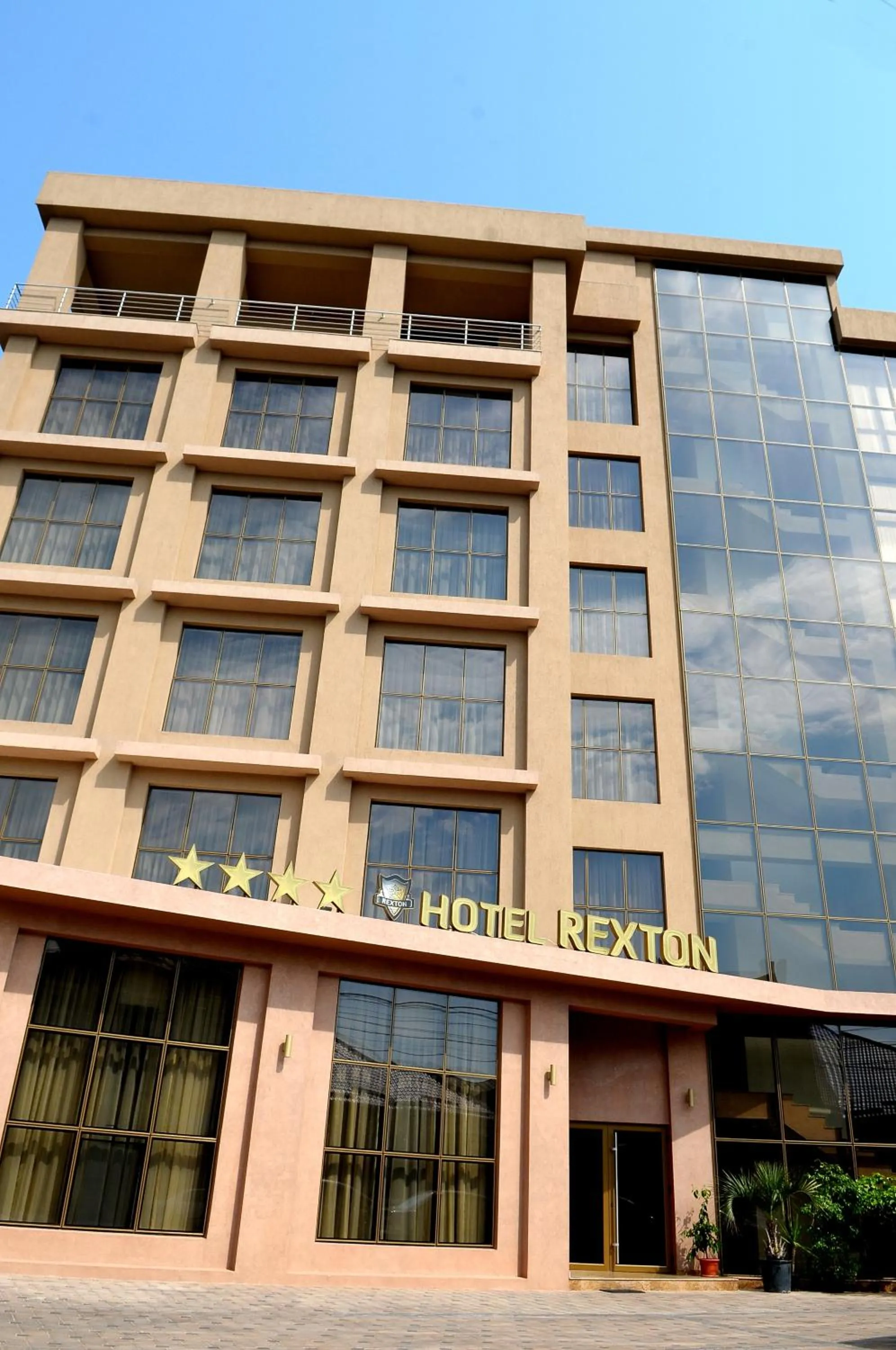 Facade/entrance in Hotel Rexton
