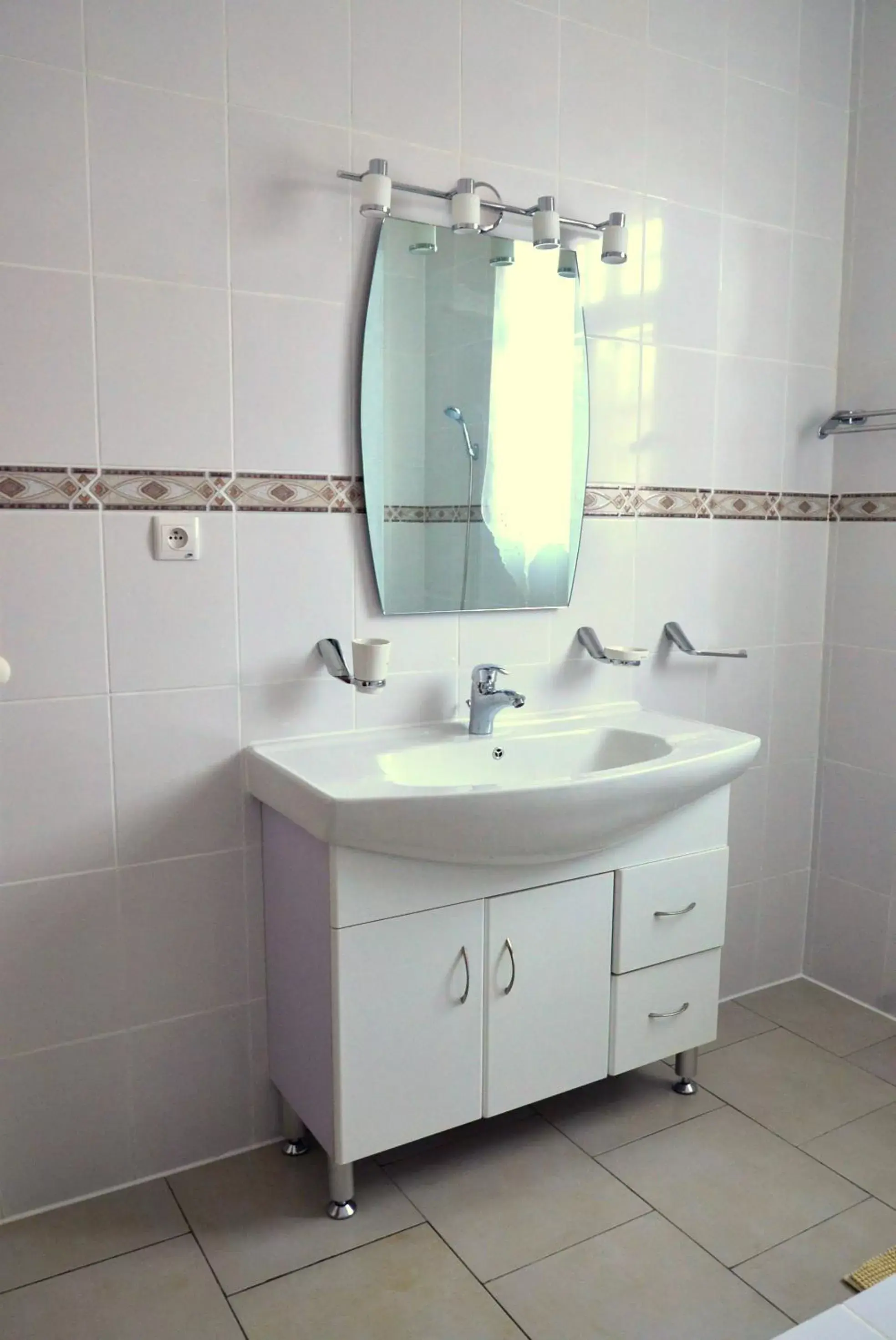 Deluxe Double Room with Bath in Hôtel Maisons-Sifa Deluxe Double Room with Bath in Hôtel Maisons-Sifa