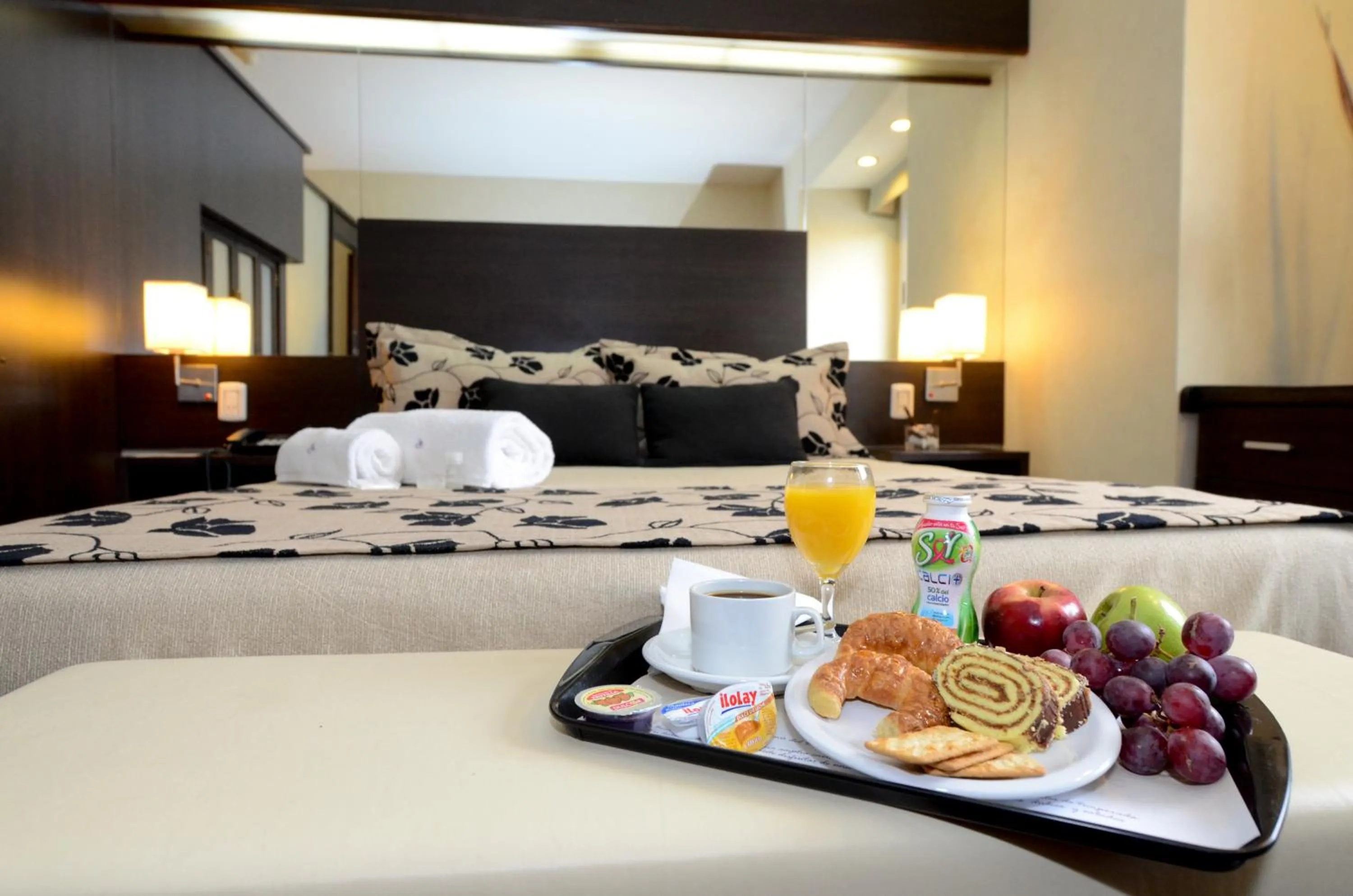 Food and drinks, Bed in Hathor Hotels Mendoza