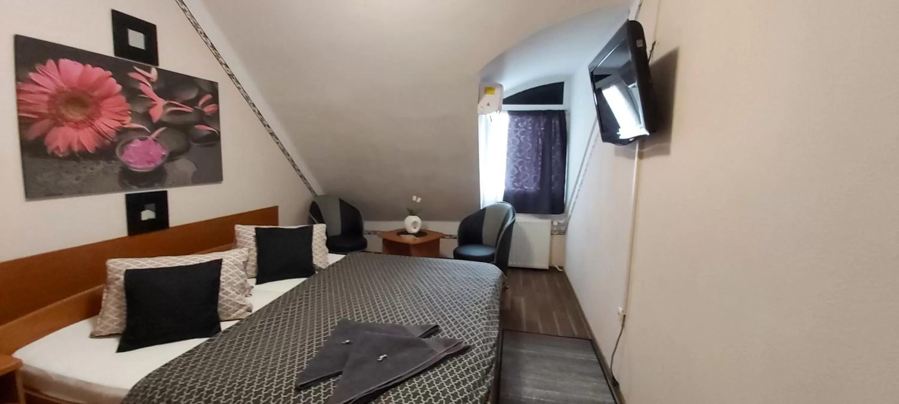 TV/Entertainment Center in Romantik Étterem - Panzió