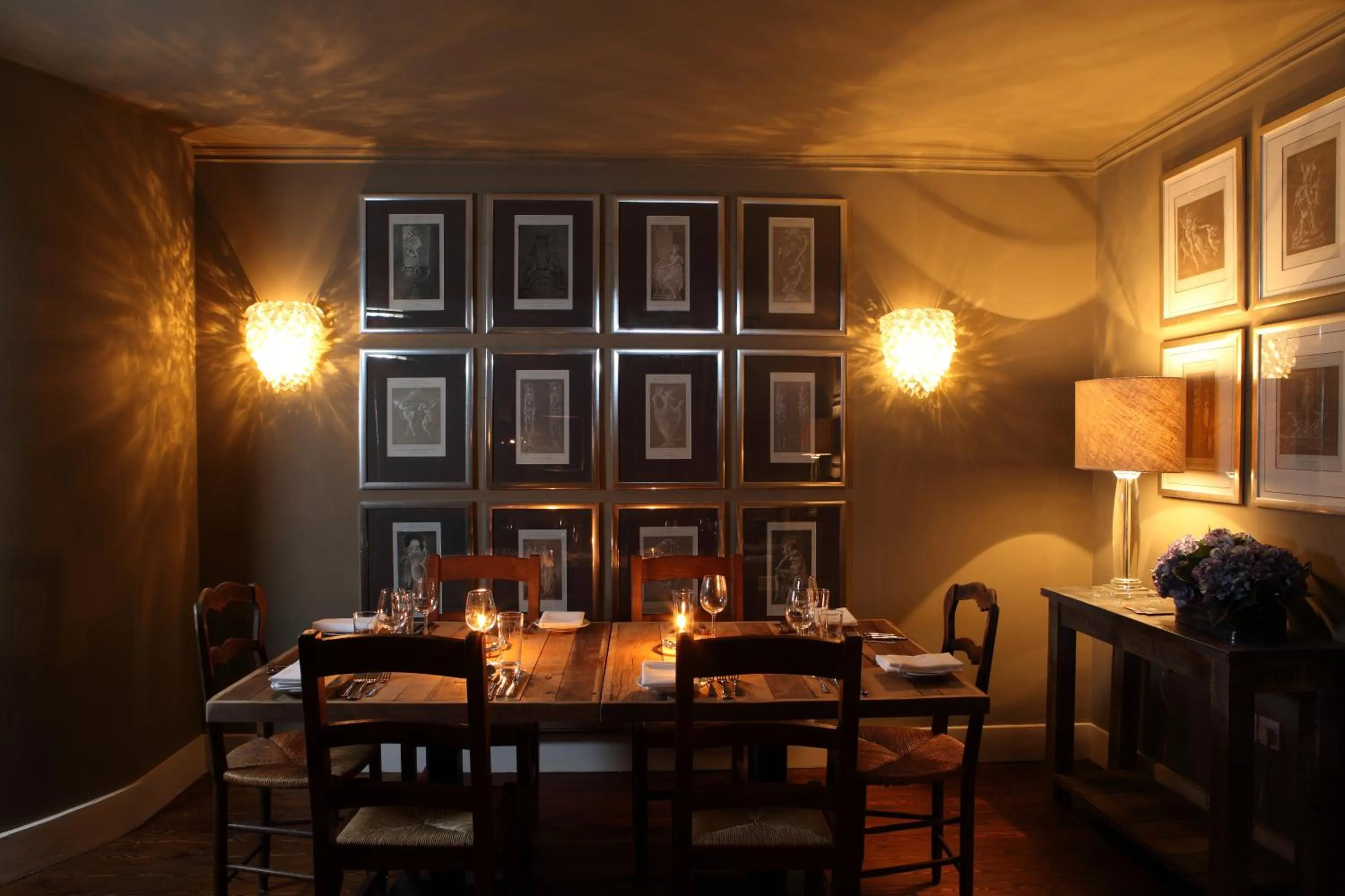 Restaurant/places to eat in The White Hart Hotel