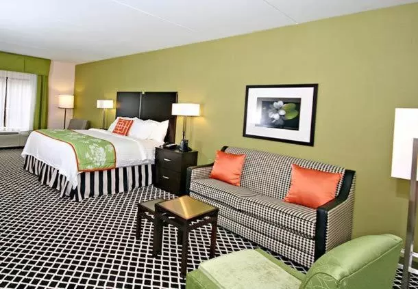 Seating area, Bed in Fairfield Inn Suites Elkin Jonesville