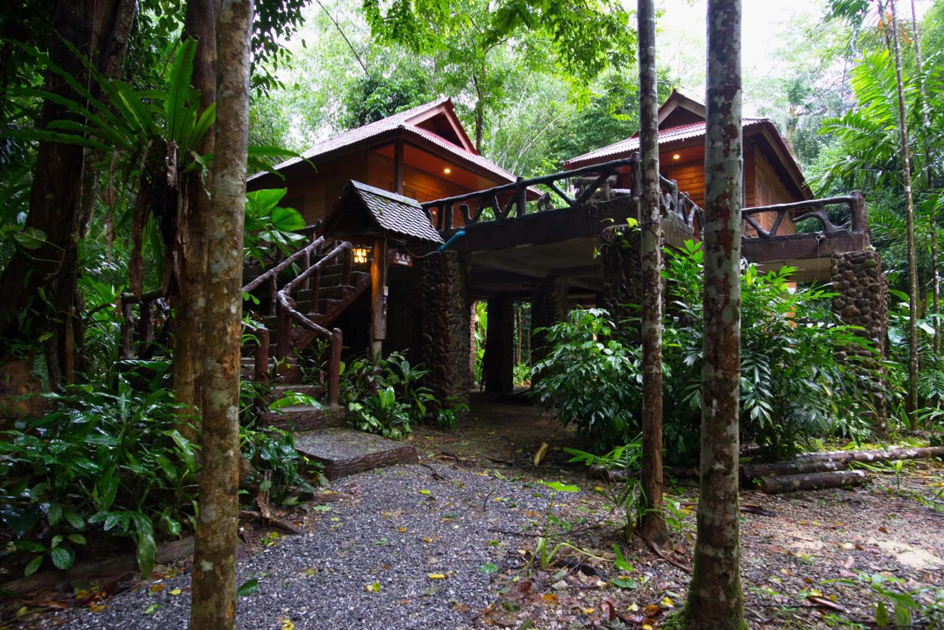 Property building in Art's Riverview Lodge