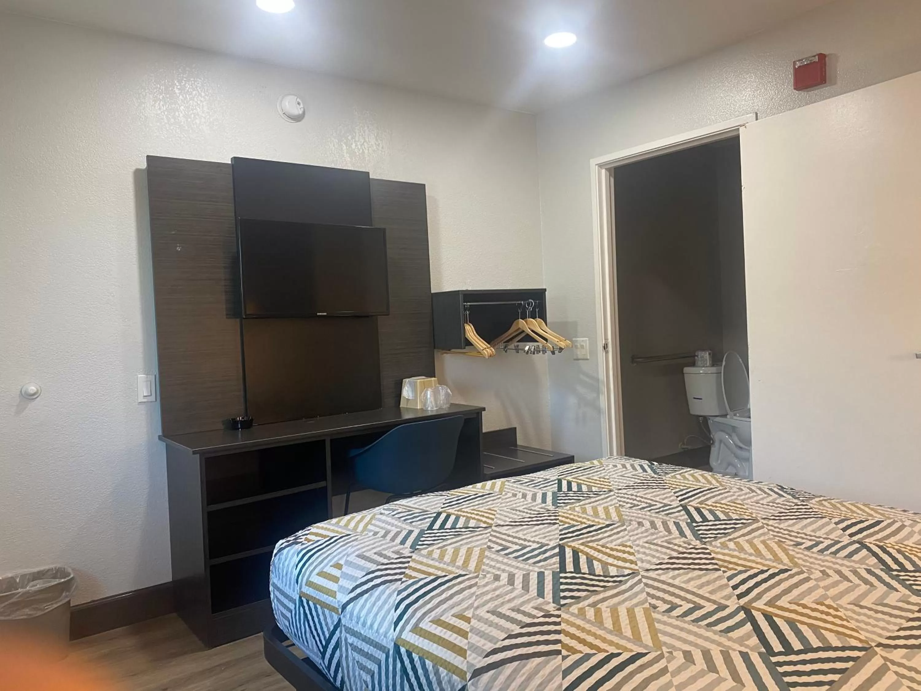 TV and multimedia, Bed in Motel 6-San Bernardino, CA - South