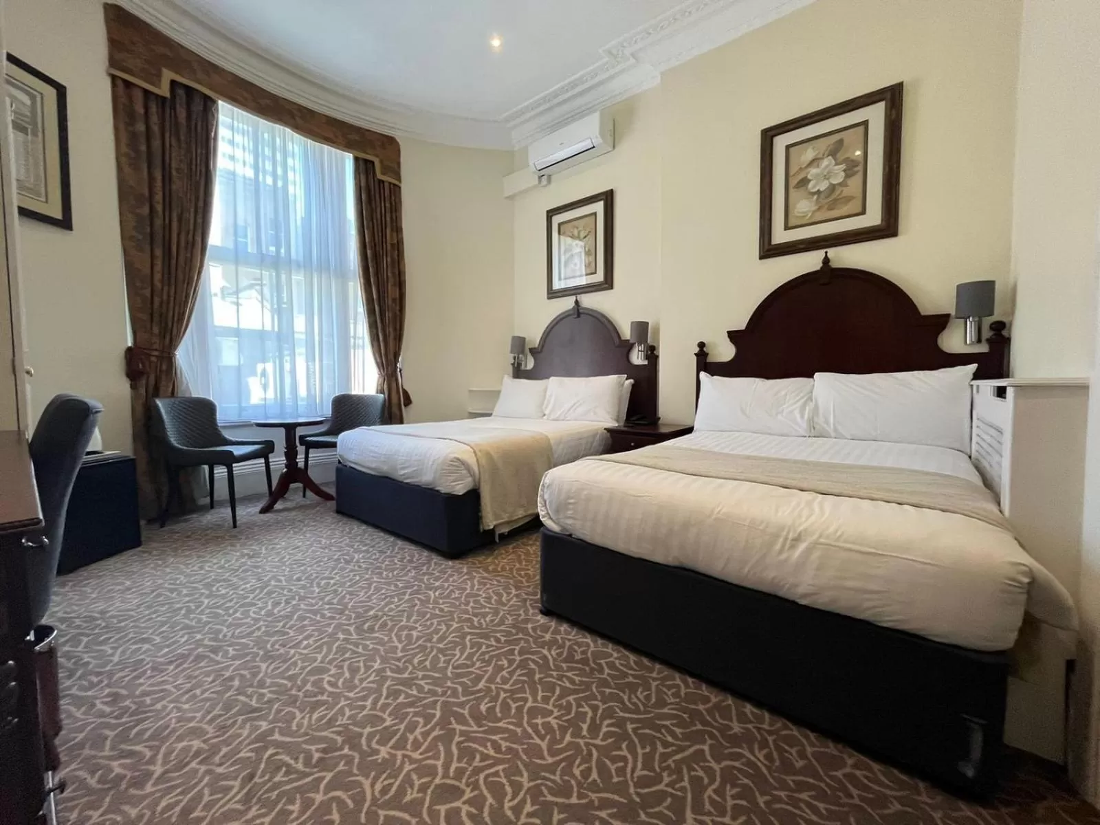 Bed in Hotel La Place