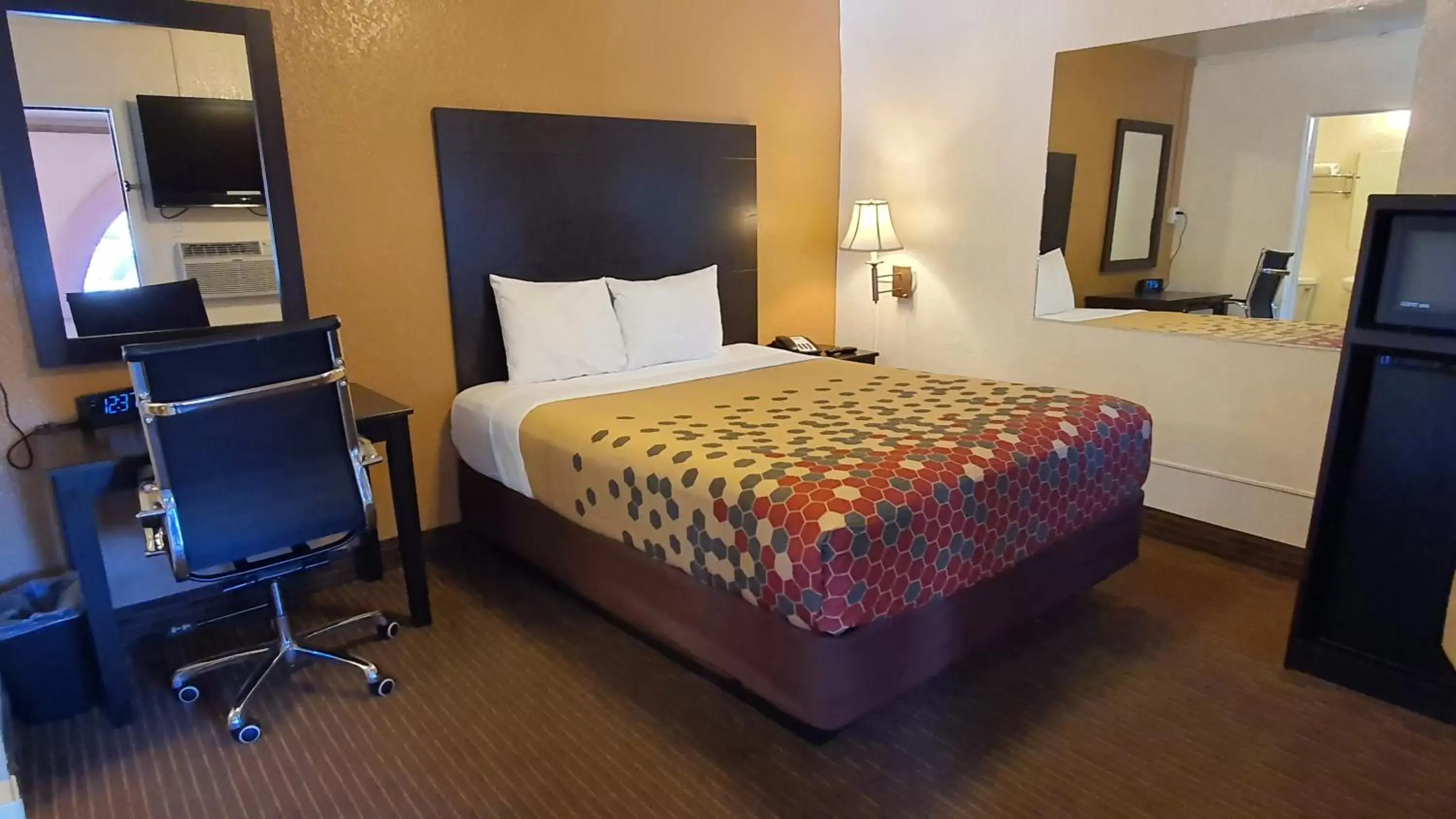 Queen Room - Non-Smoking in Rodeway Inn Flagstaff-Downtown Queen Room - Non-Smoking in Rodeway Inn Flagstaff-Downtown