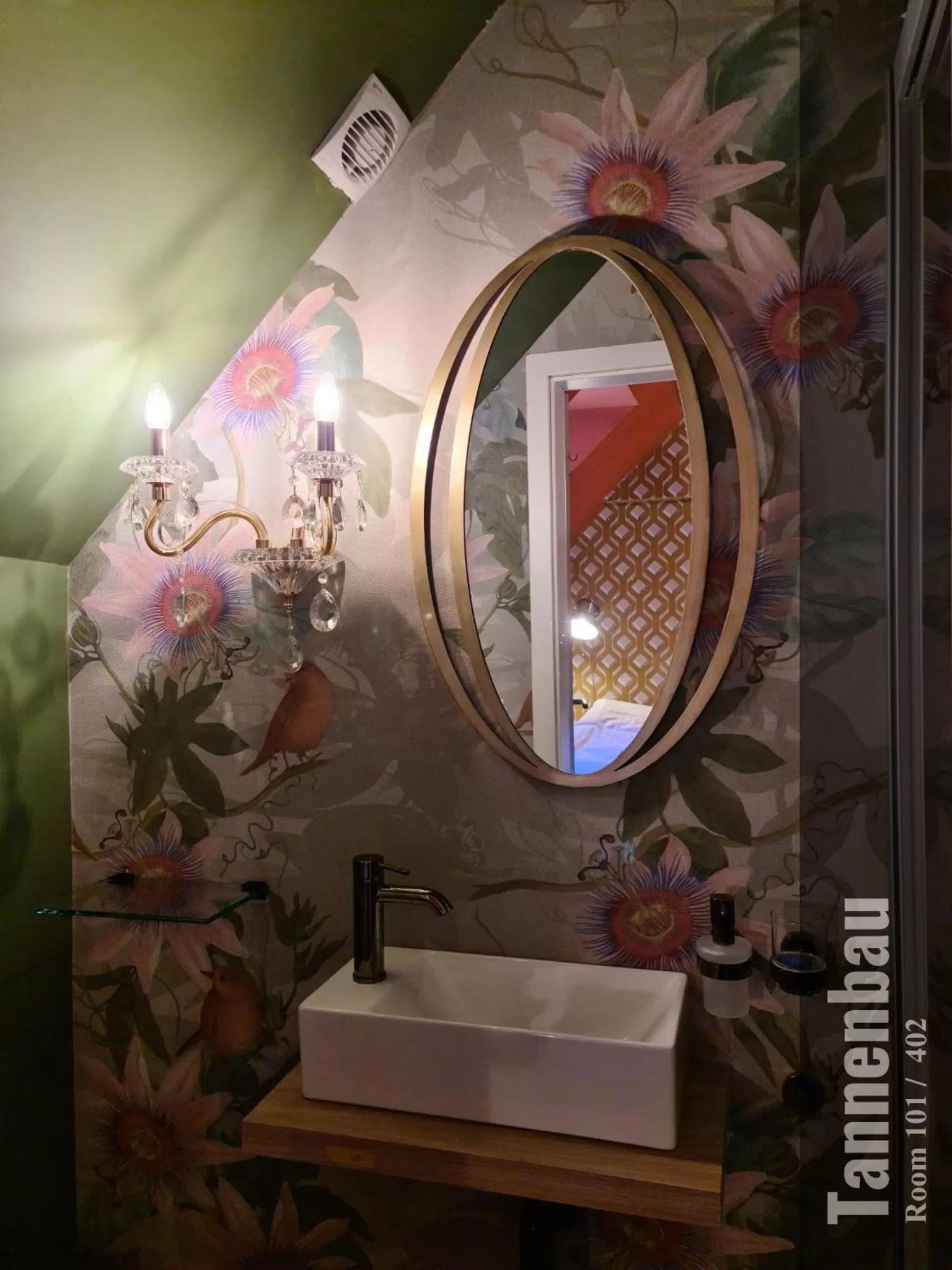 Shower in The Henry Self Check-In Guesthouse