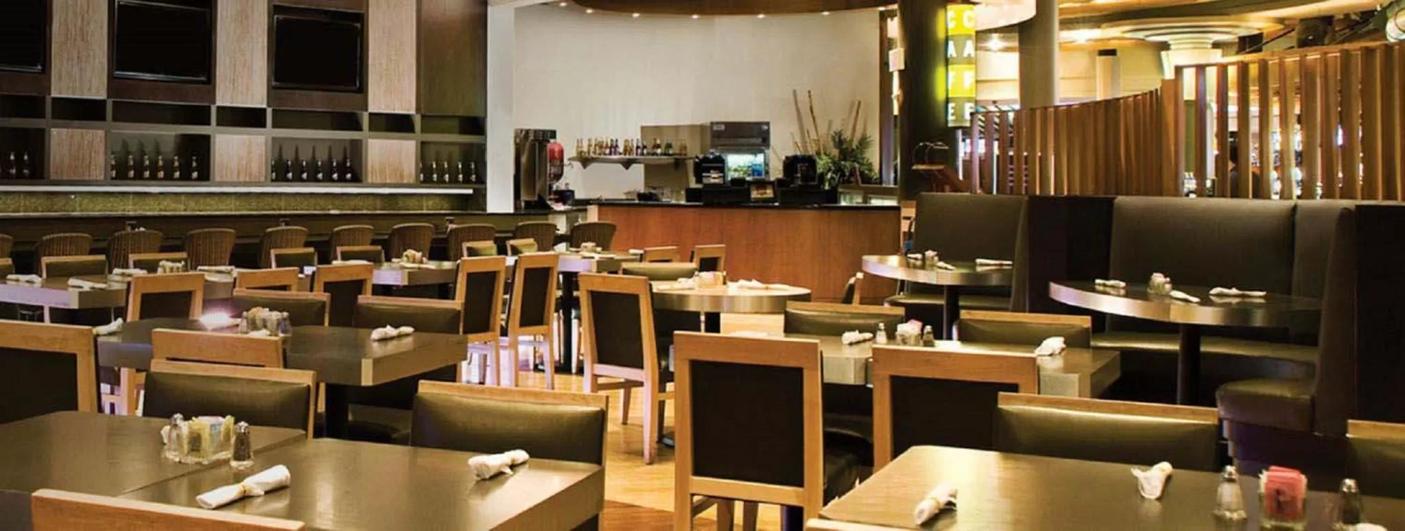 Restaurant/places to eat in Palms Place Studio with Balcony & Strip View