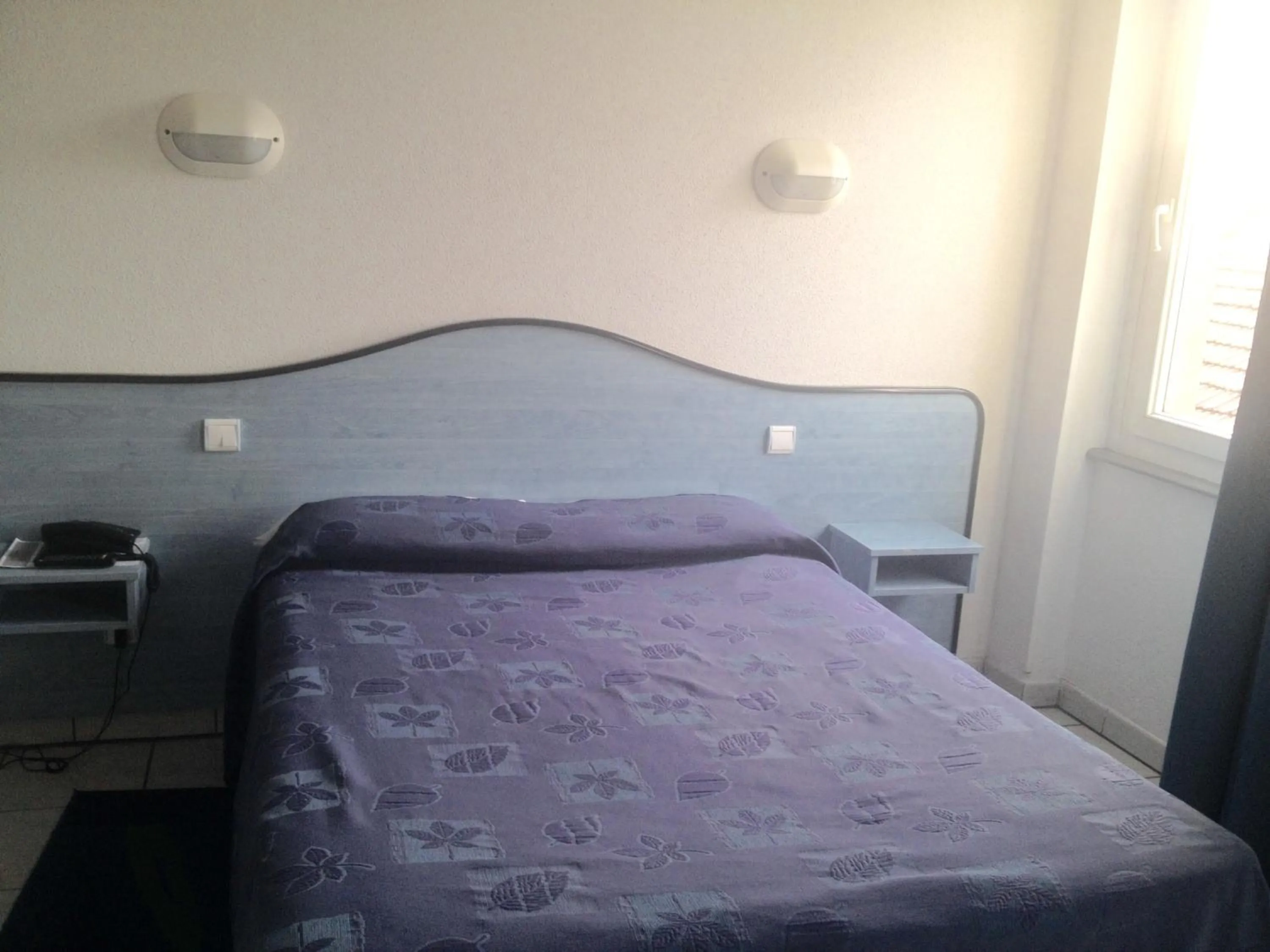 Bed in Hotel Le Strasbourg