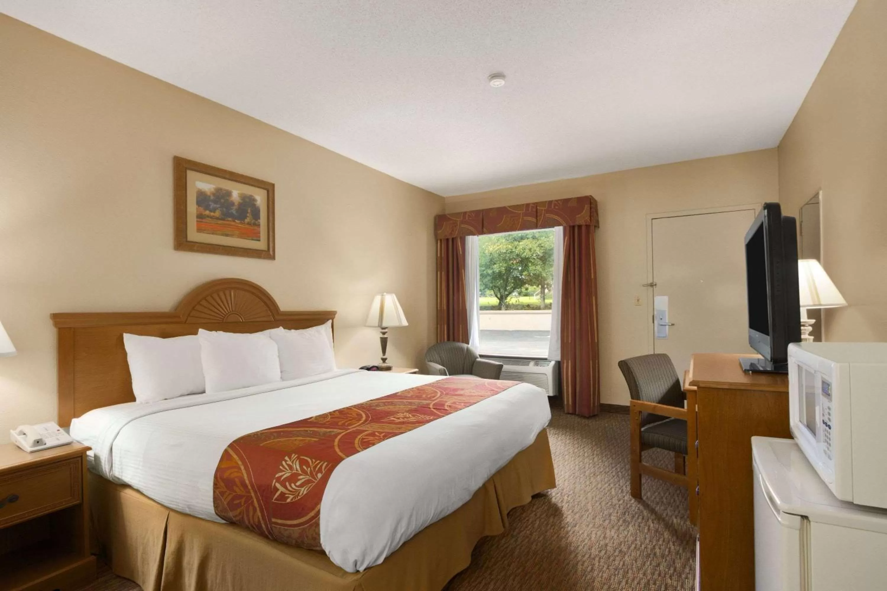 Photo of the whole room, Bed in Days Inn by Wyndham Alexander City