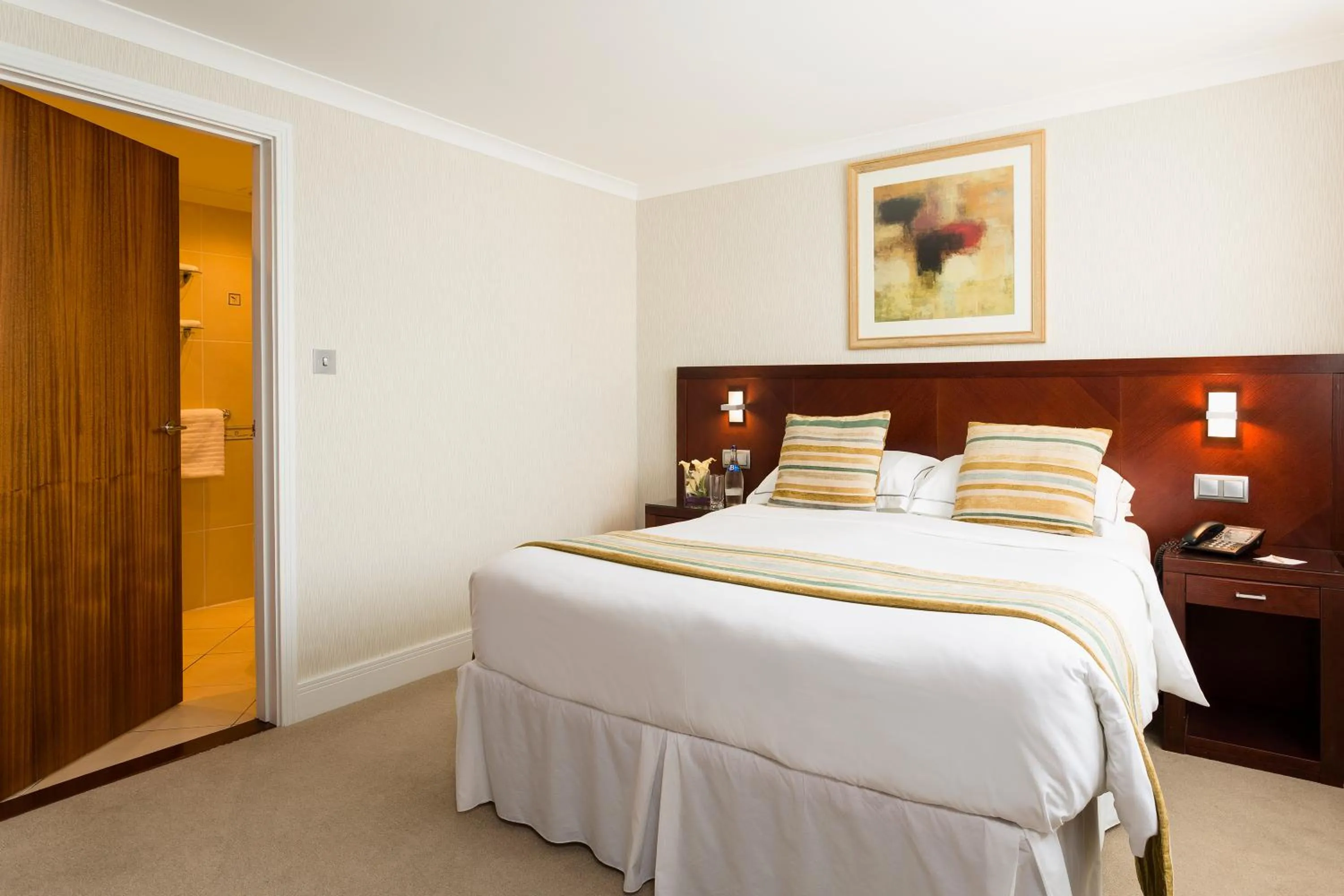 Photo of the whole room, Bed in The Savoy Jersey