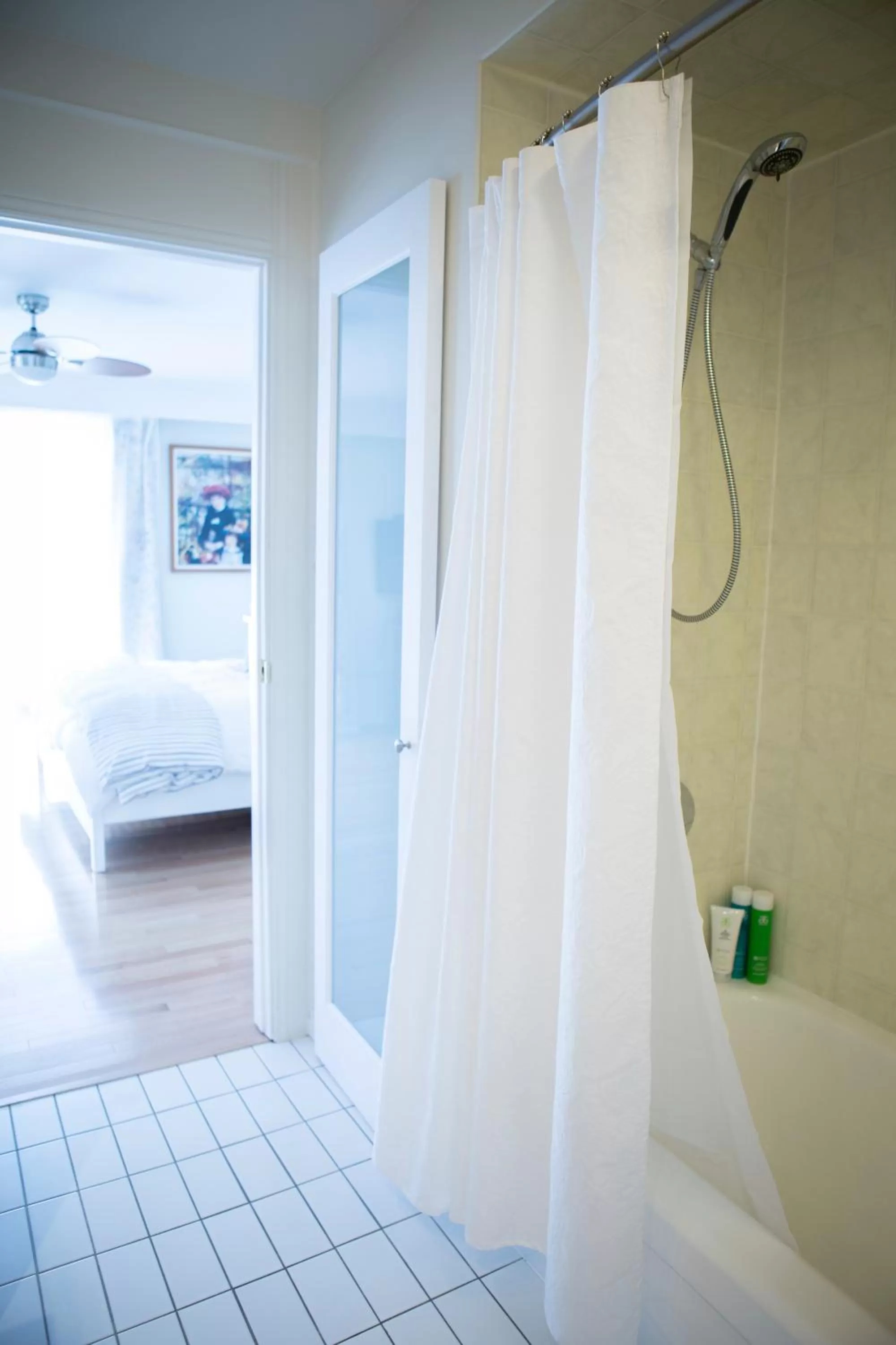 Shower, Bathroom in Auberge Tom B&B