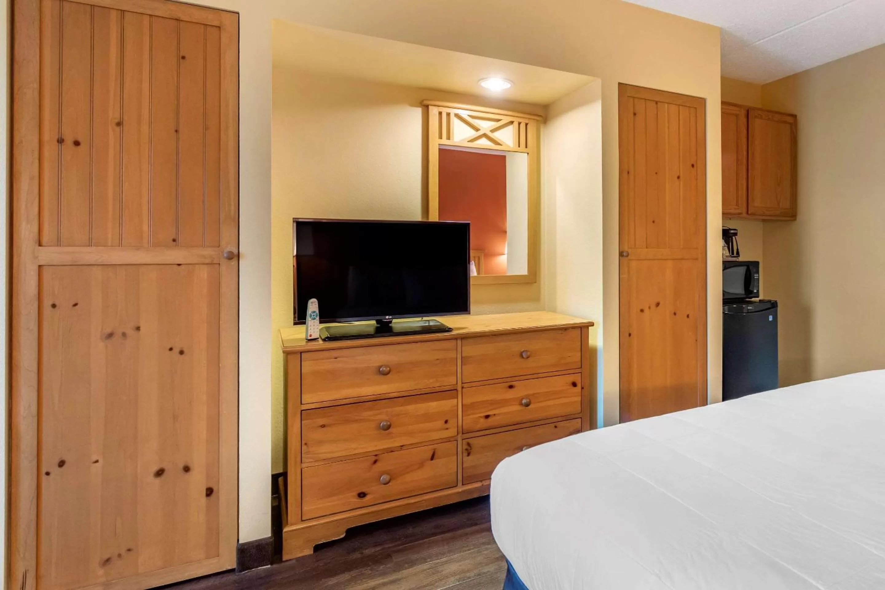 Photo of the whole room, Bed in Econo Lodge Pigeon Forge Riverside