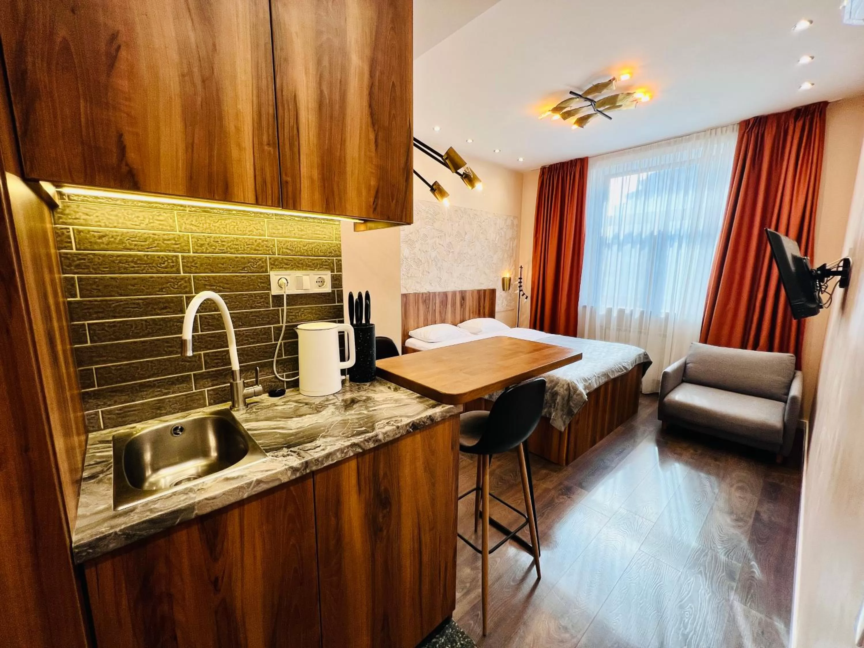 Coffee/tea facilities, Kitchen/Kitchenette in Kyiv Panorama Apartments near Gulliver