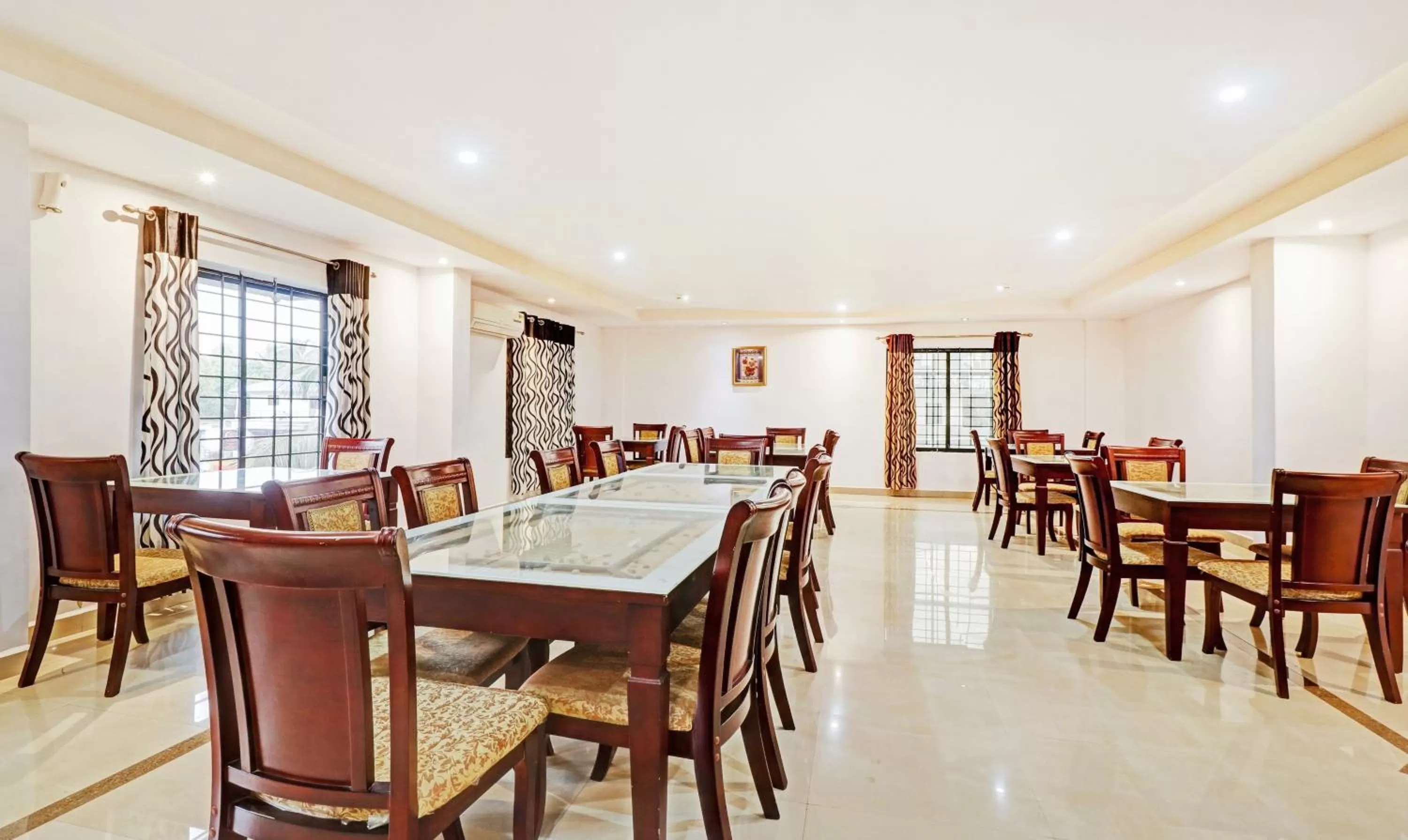 Restaurant/places to eat in Treebo Symphony Hotels And Resorts Angamally