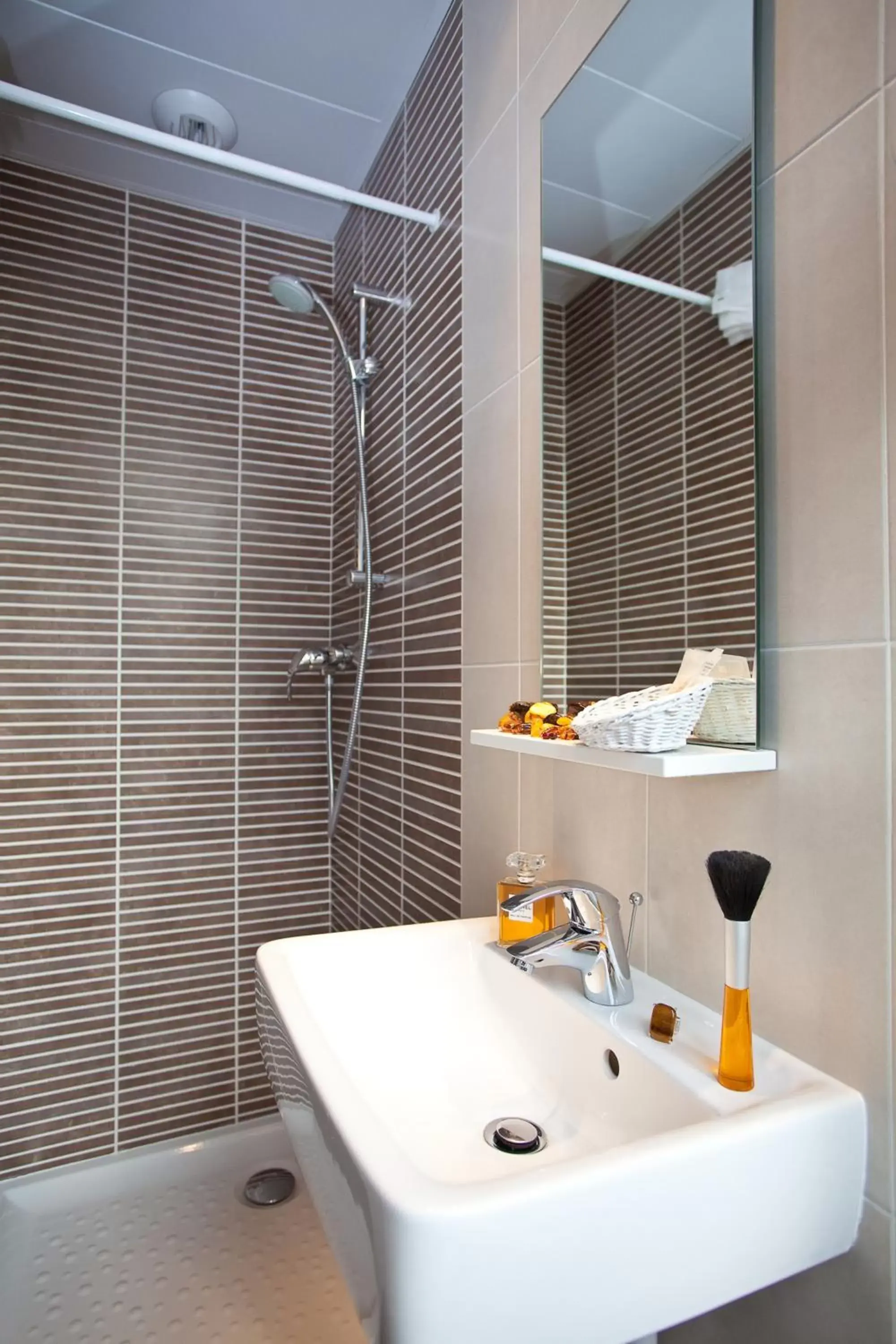 Single Room in Hôtel Du Printemps Single Room in Hôtel Du Printemps