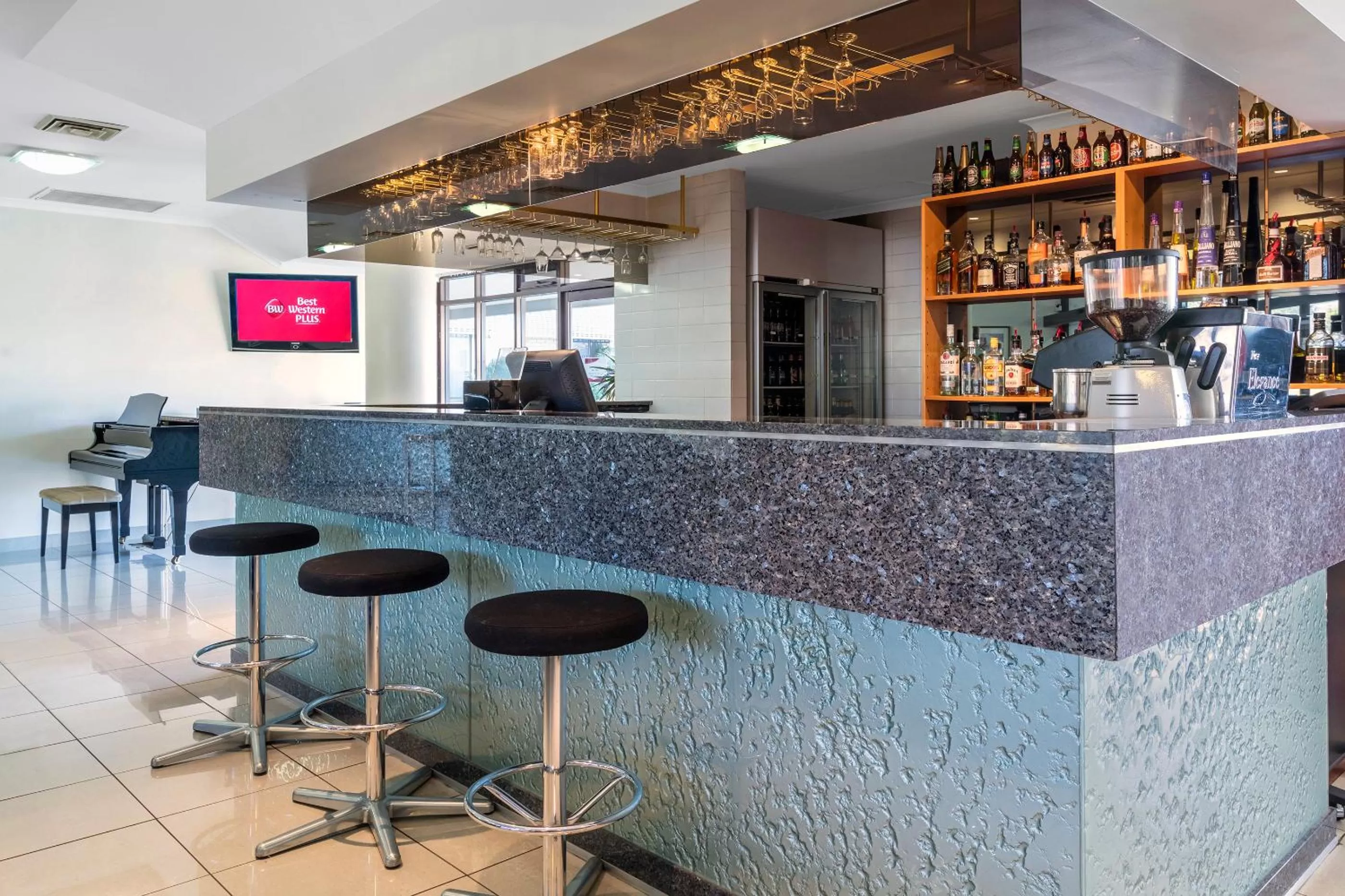 Lounge or bar in Garden City Hotel, Best Western Signature Collection
