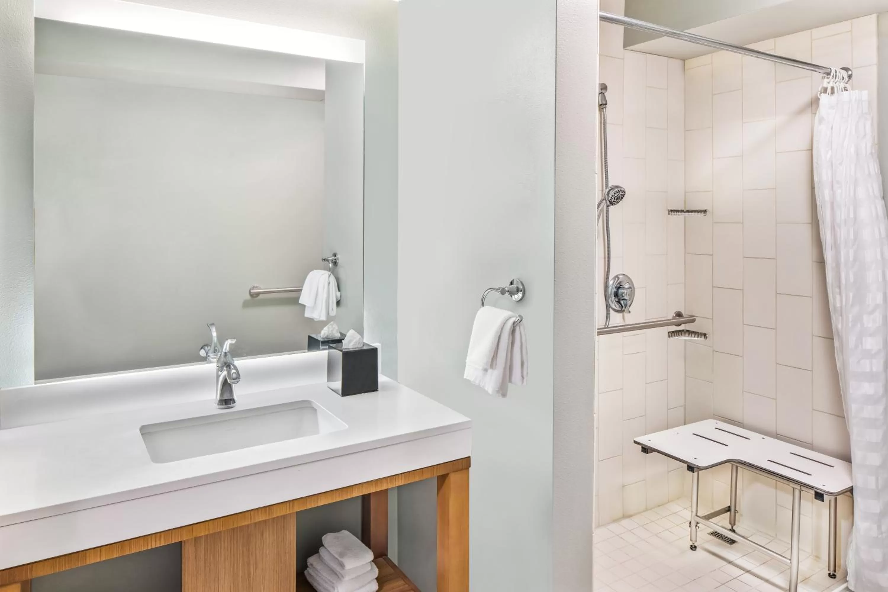 Bathroom in Hyatt Place Waikiki Beach