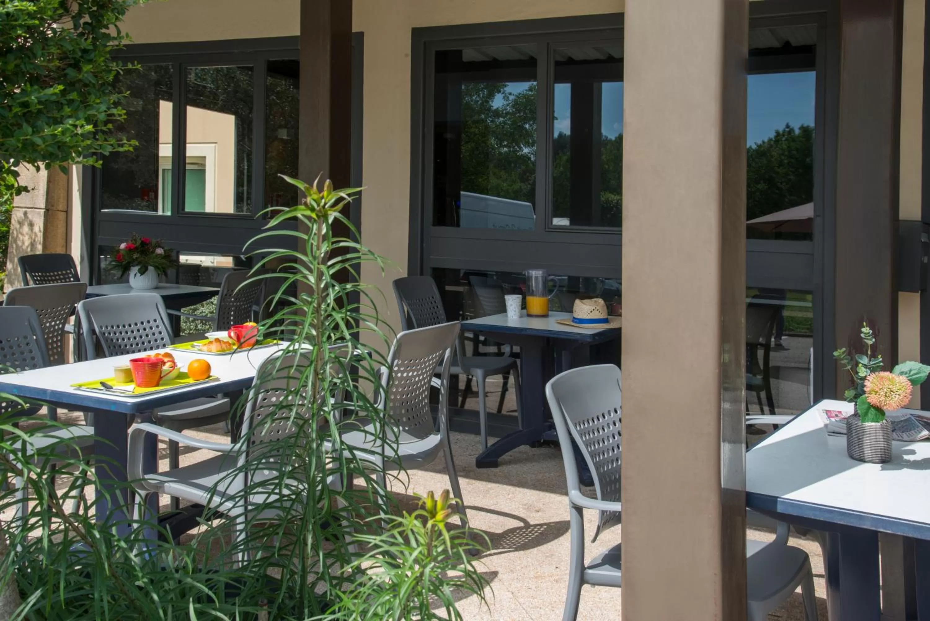 Patio, Restaurant/Places to Eat in IBIS Budget Aix en Provence Est Le Canet