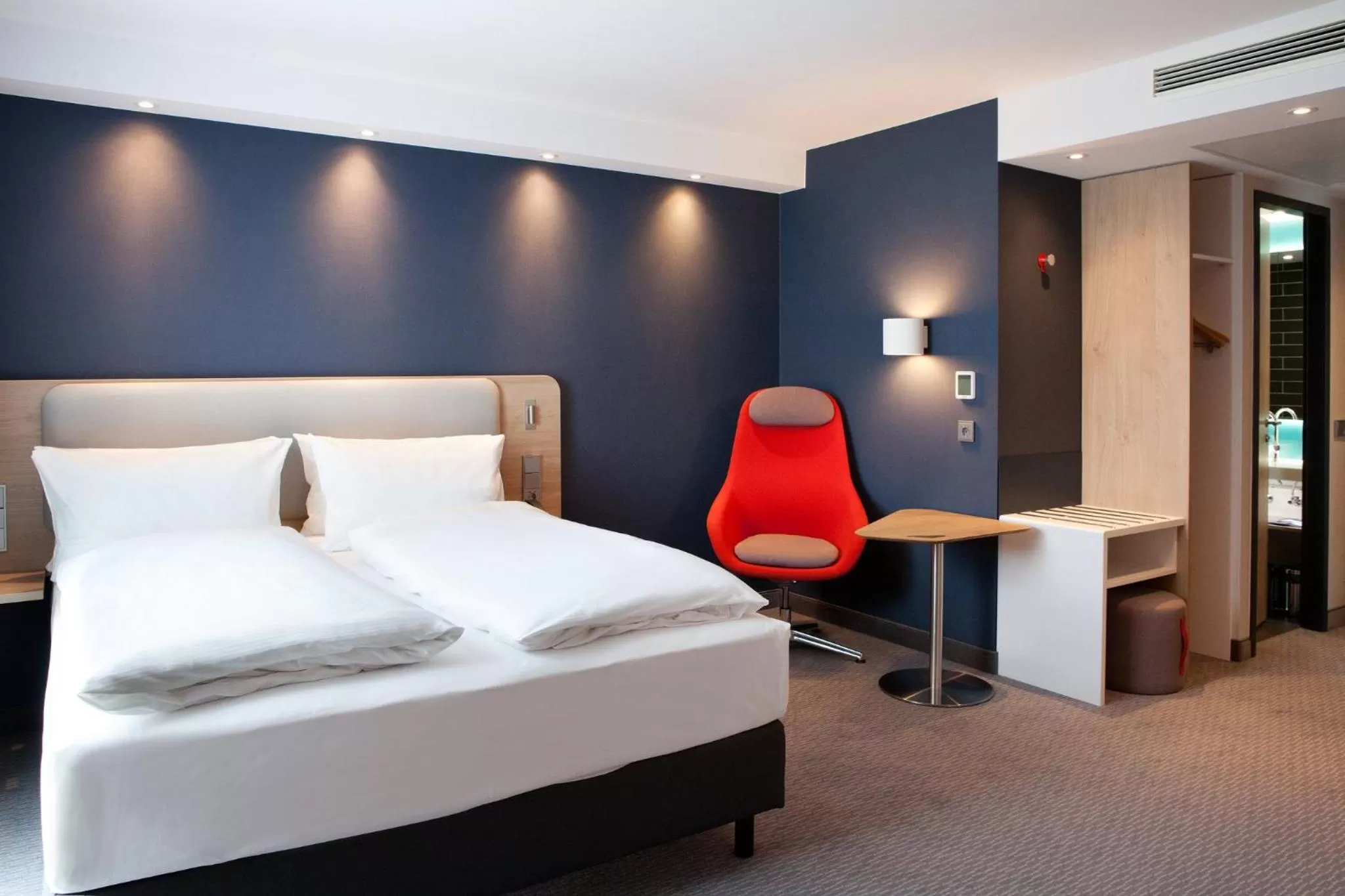 Photo of the whole room, Bed in Holiday Inn Express Munich - Olympiapark by IHG