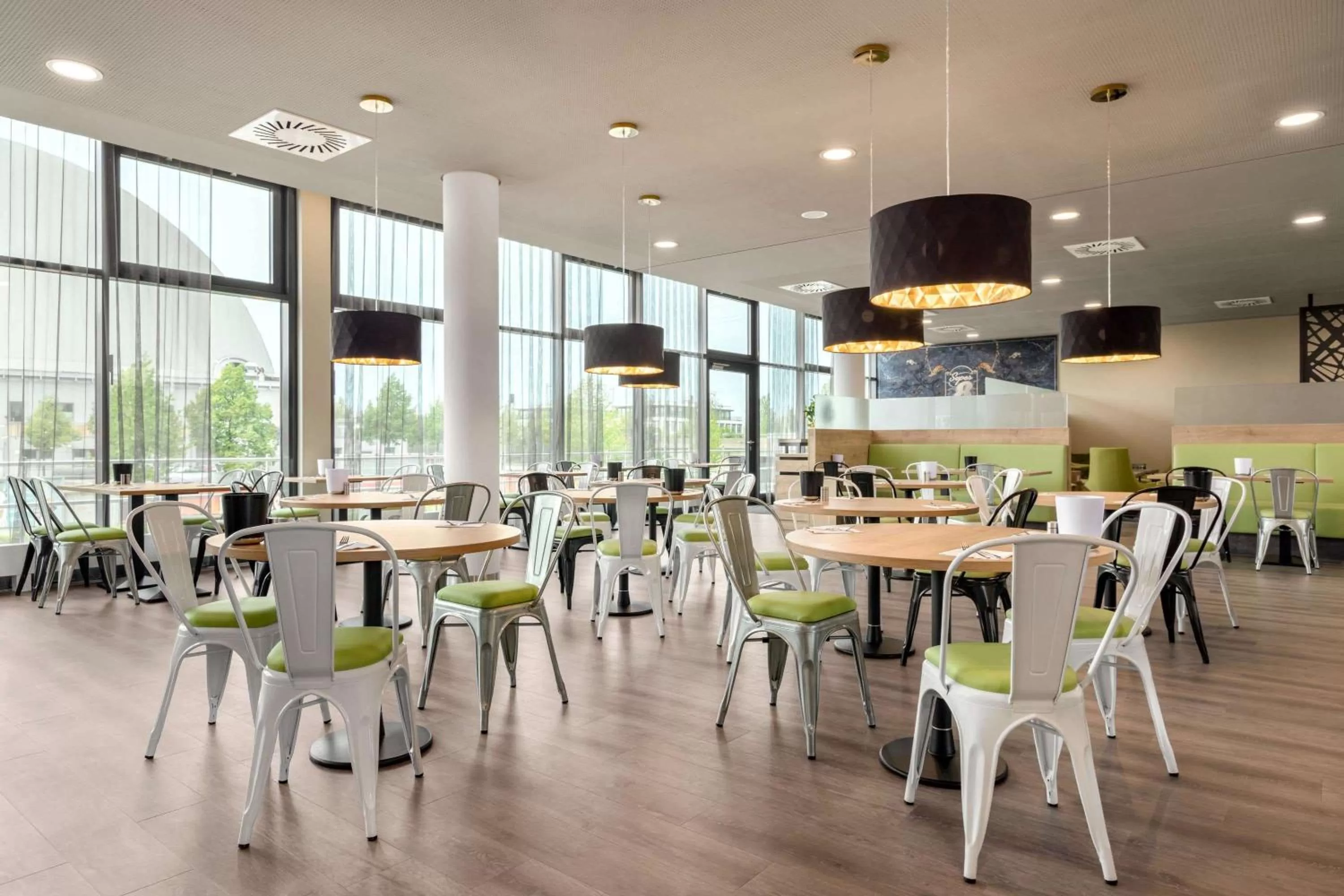 Restaurant/places to eat in Super 8 by Wyndham Oberhausen am Centro