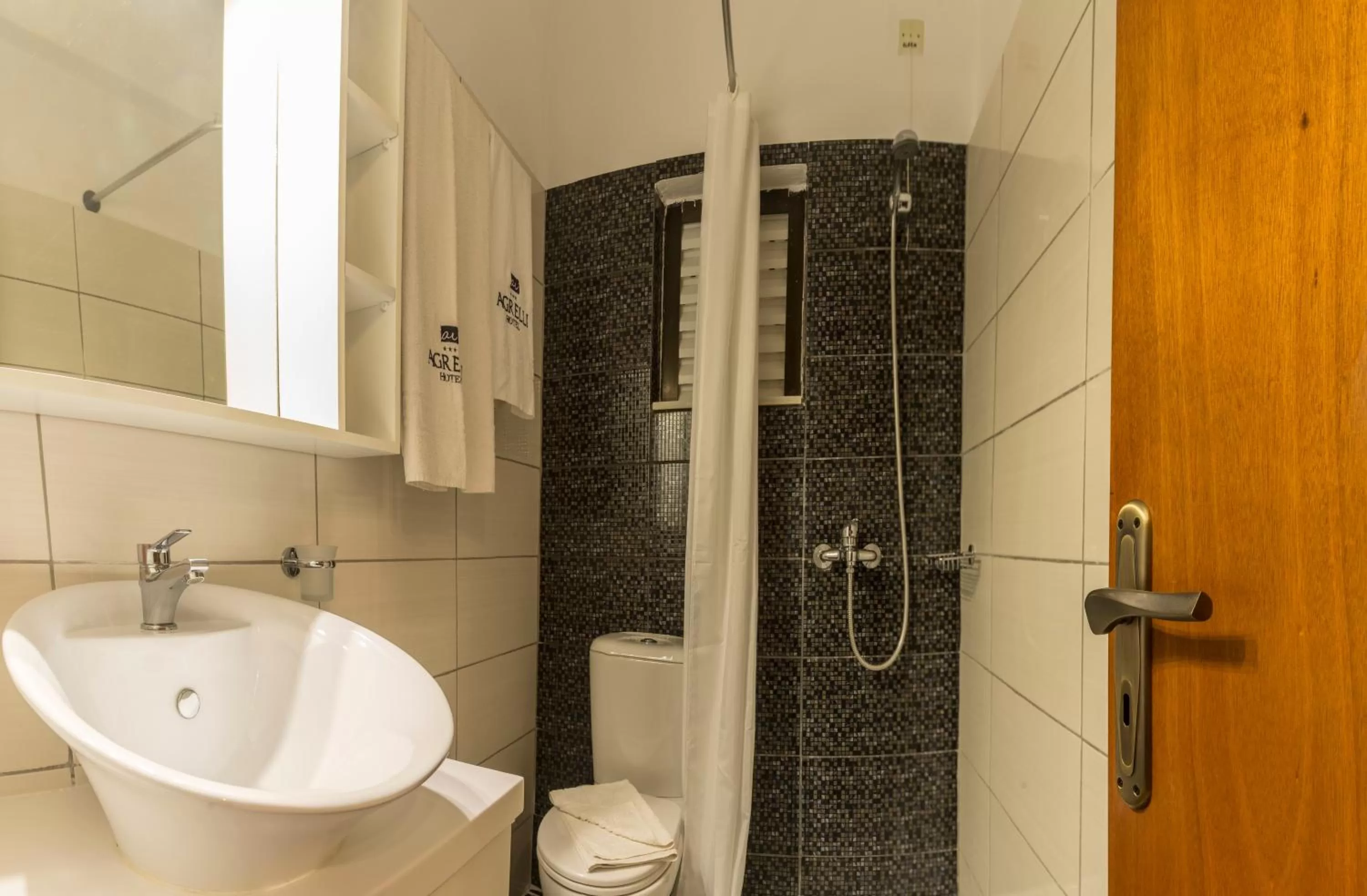 Shower in Agrelli Hotel & Suites