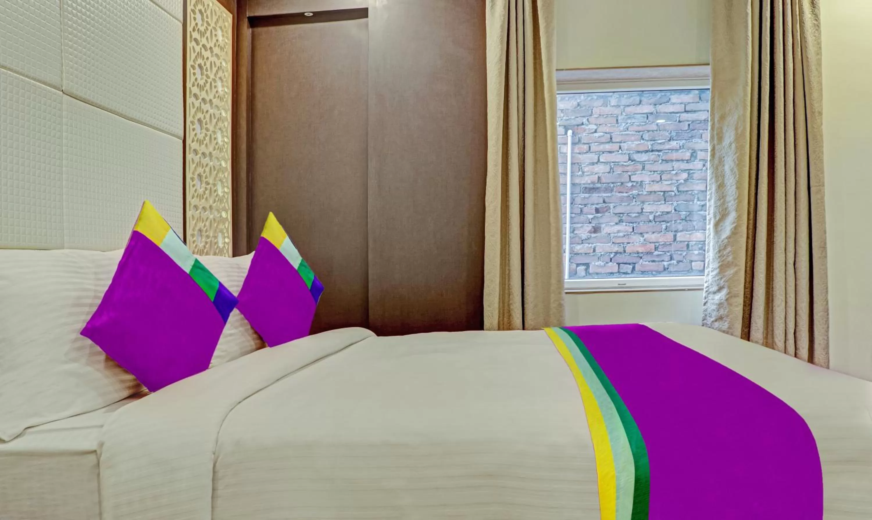 View (from property/room), Bed in The Onyx Hotel