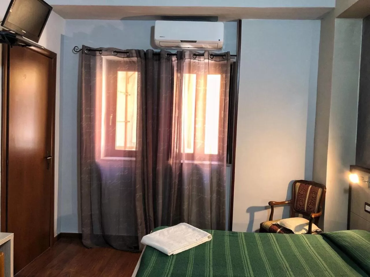 Photo of the whole room, Bed in Populus