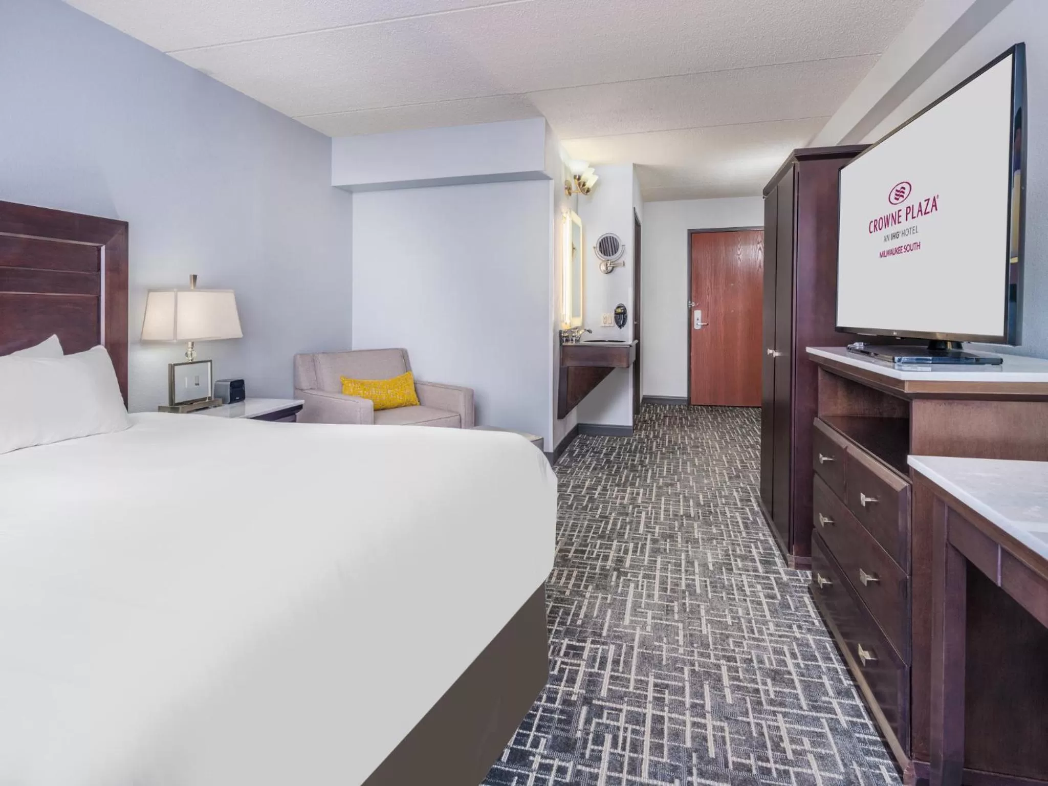 Photo of the whole room, Bed in Crowne Plaza Milwaukee Airport by IHG