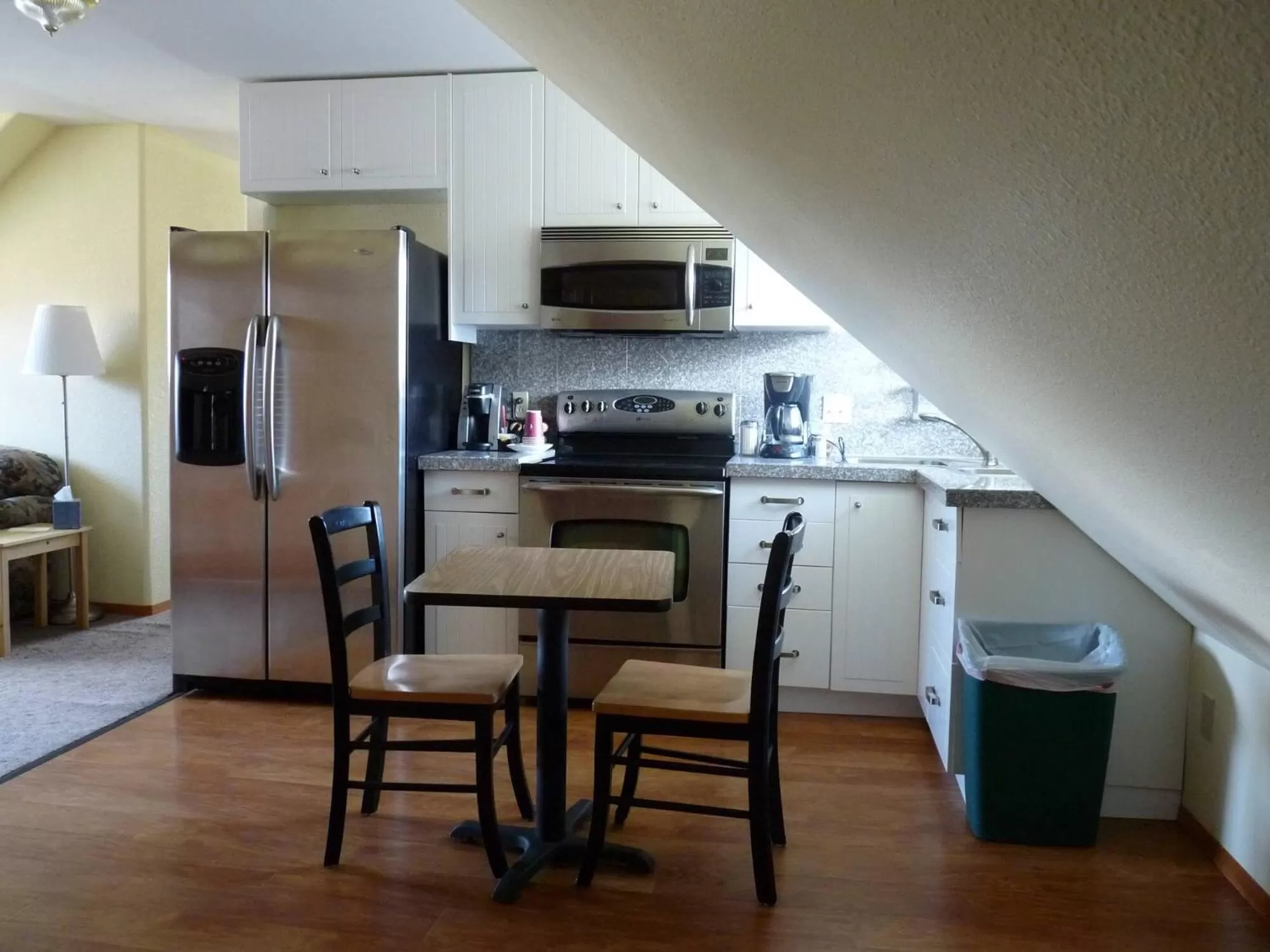 Kitchen/Kitchenette in Driftwood Inn