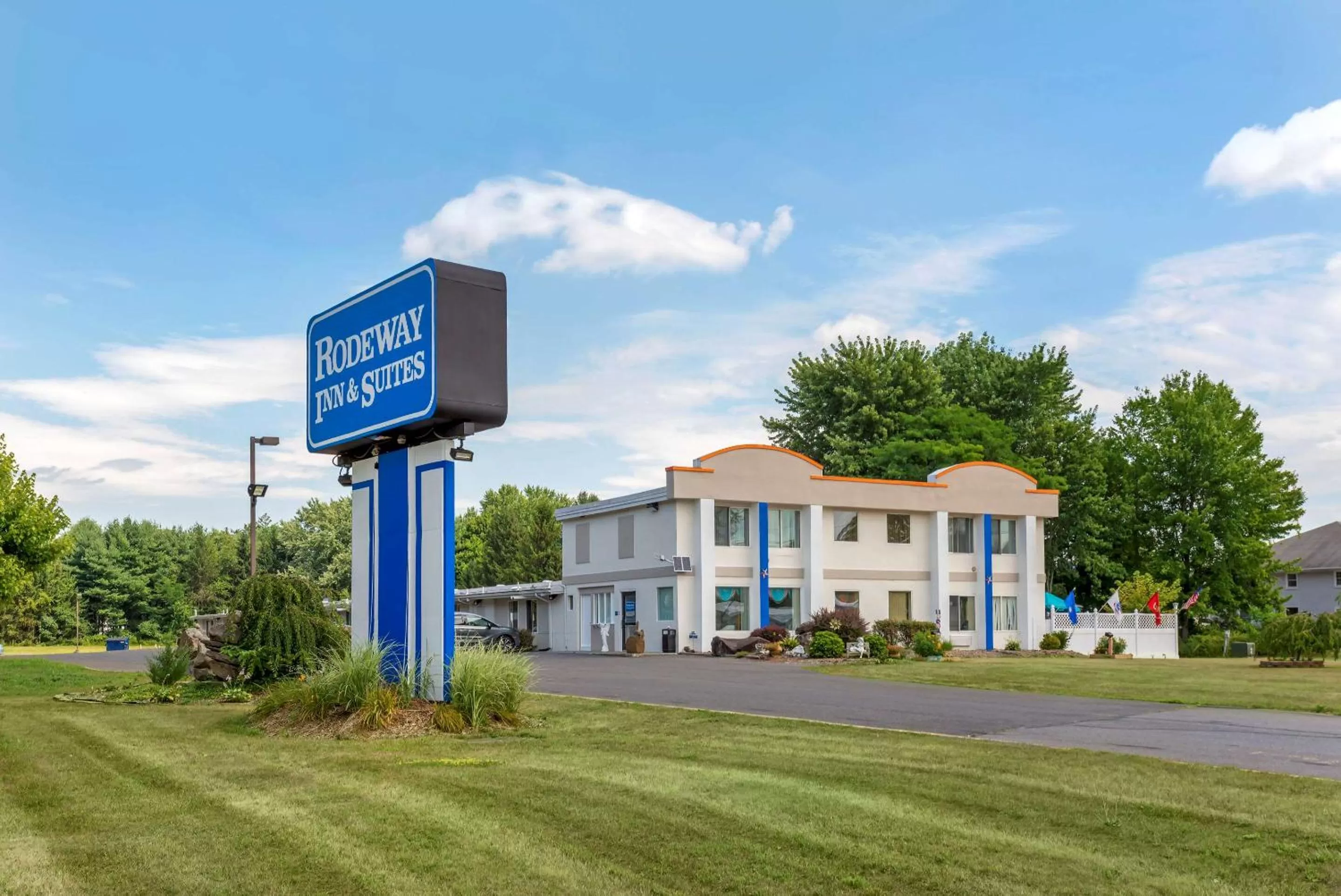 Property building in Rodeway Inn & Suites New Paltz - Hudson Valley
