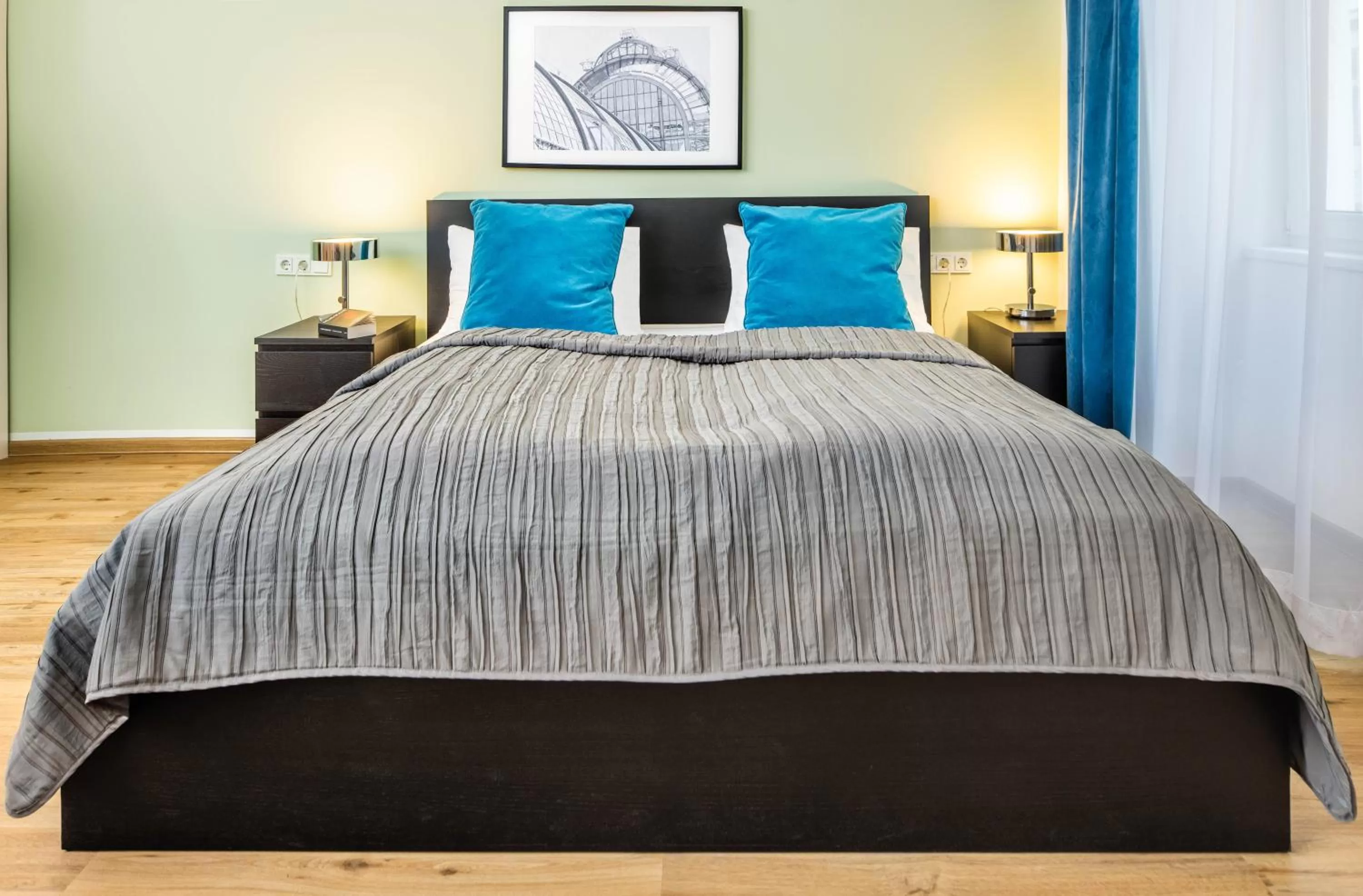 Bed in Jimmy's Apartments Emerald