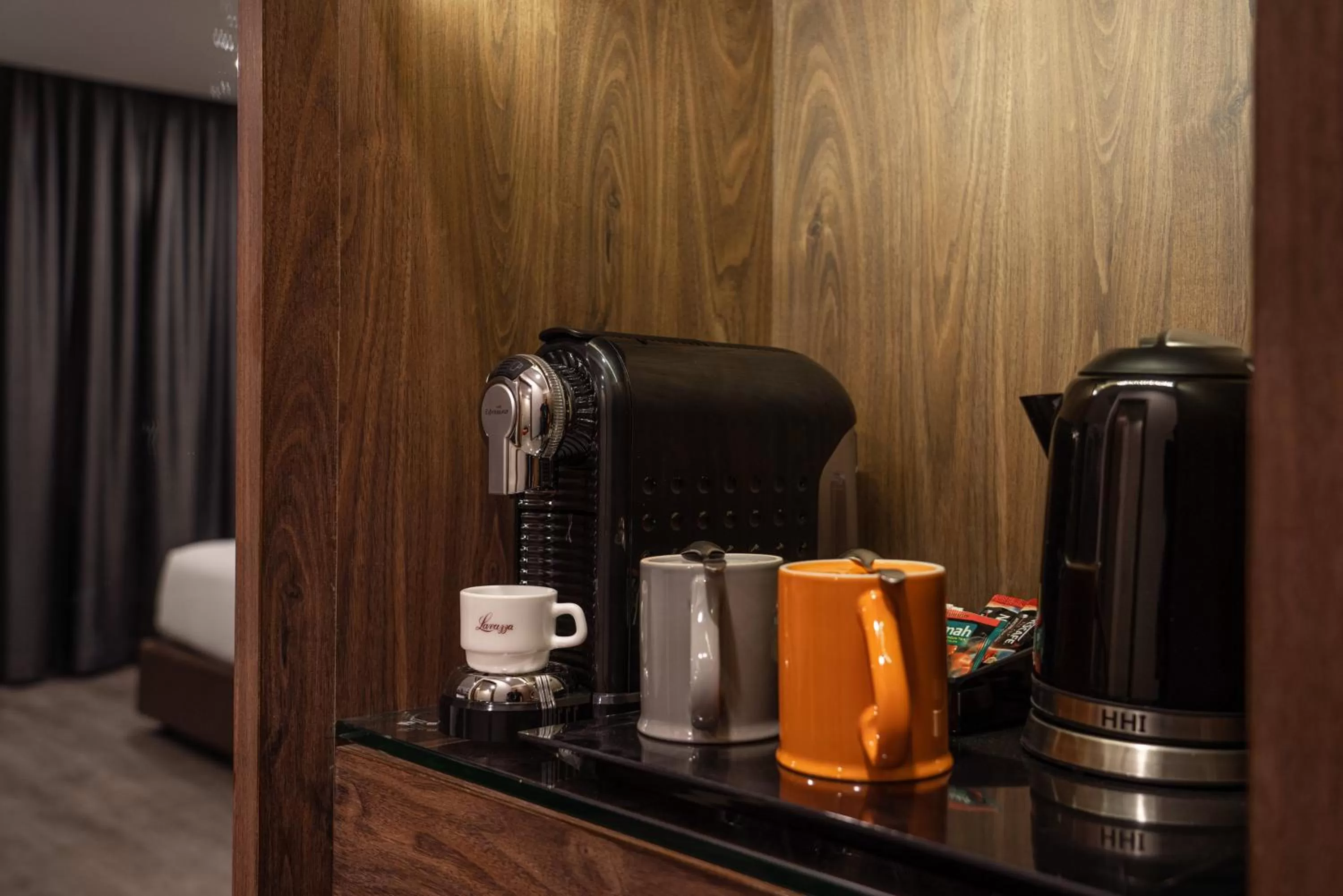 Coffee/tea facilities in Manhattan Hotel Bangkok