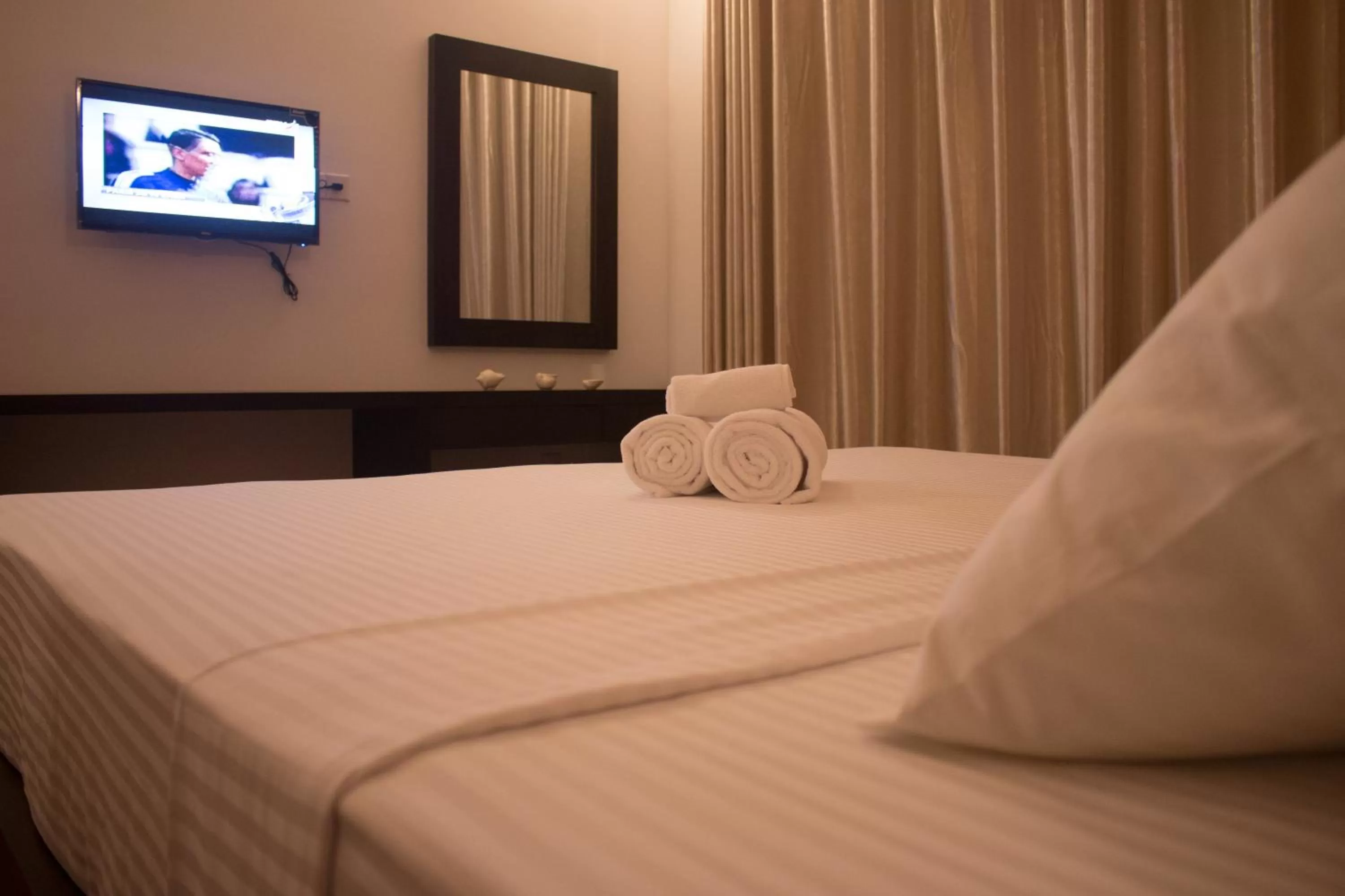 Bedroom, Bed in The Suite 262