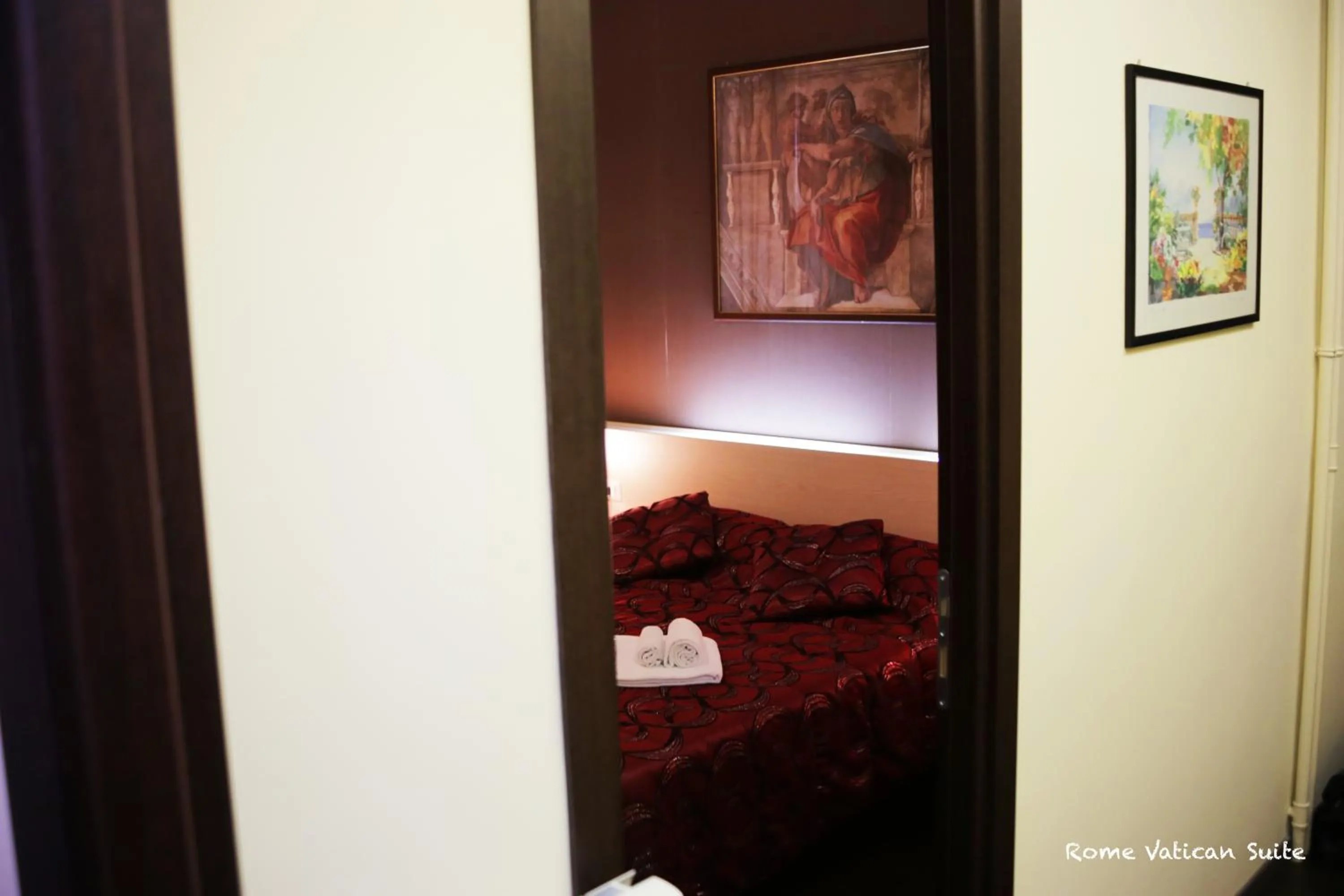 Photo of the whole room, Bed in Rome Vatican Suite