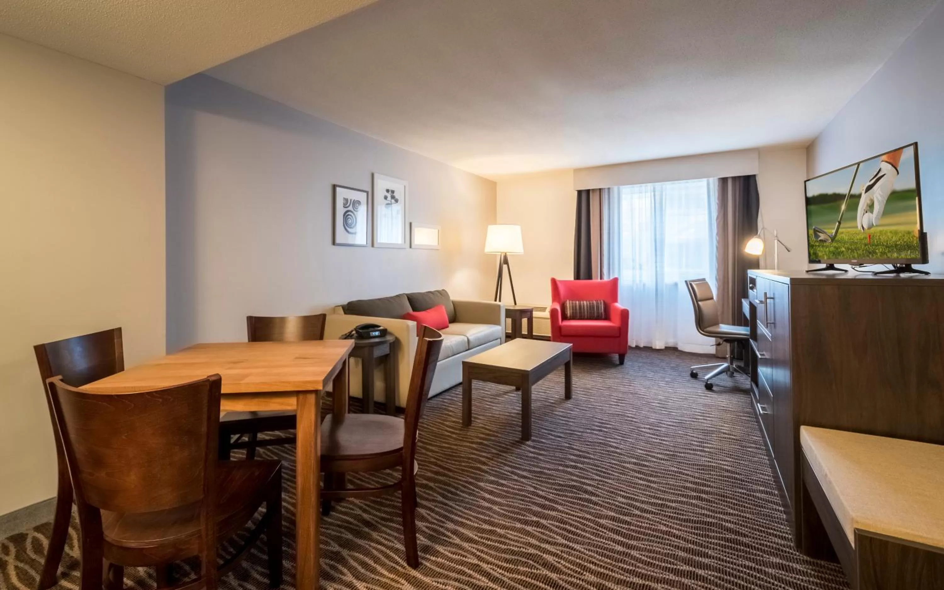 Seating area in Country Inn & Suites by Radisson, Rochester-Pittsford-Brighton, NY