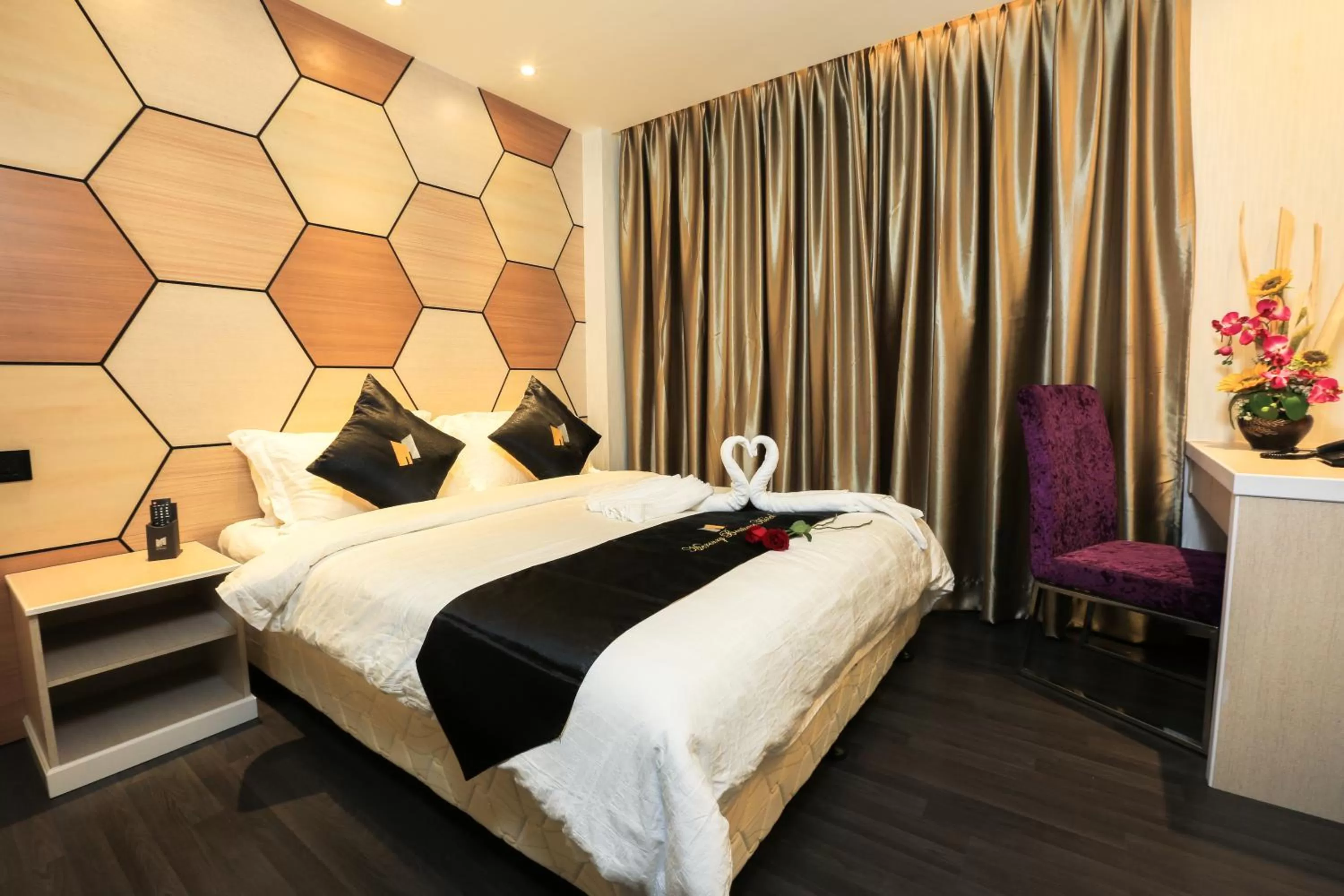 Bedroom, Bed in Mercury Boutique Hotel