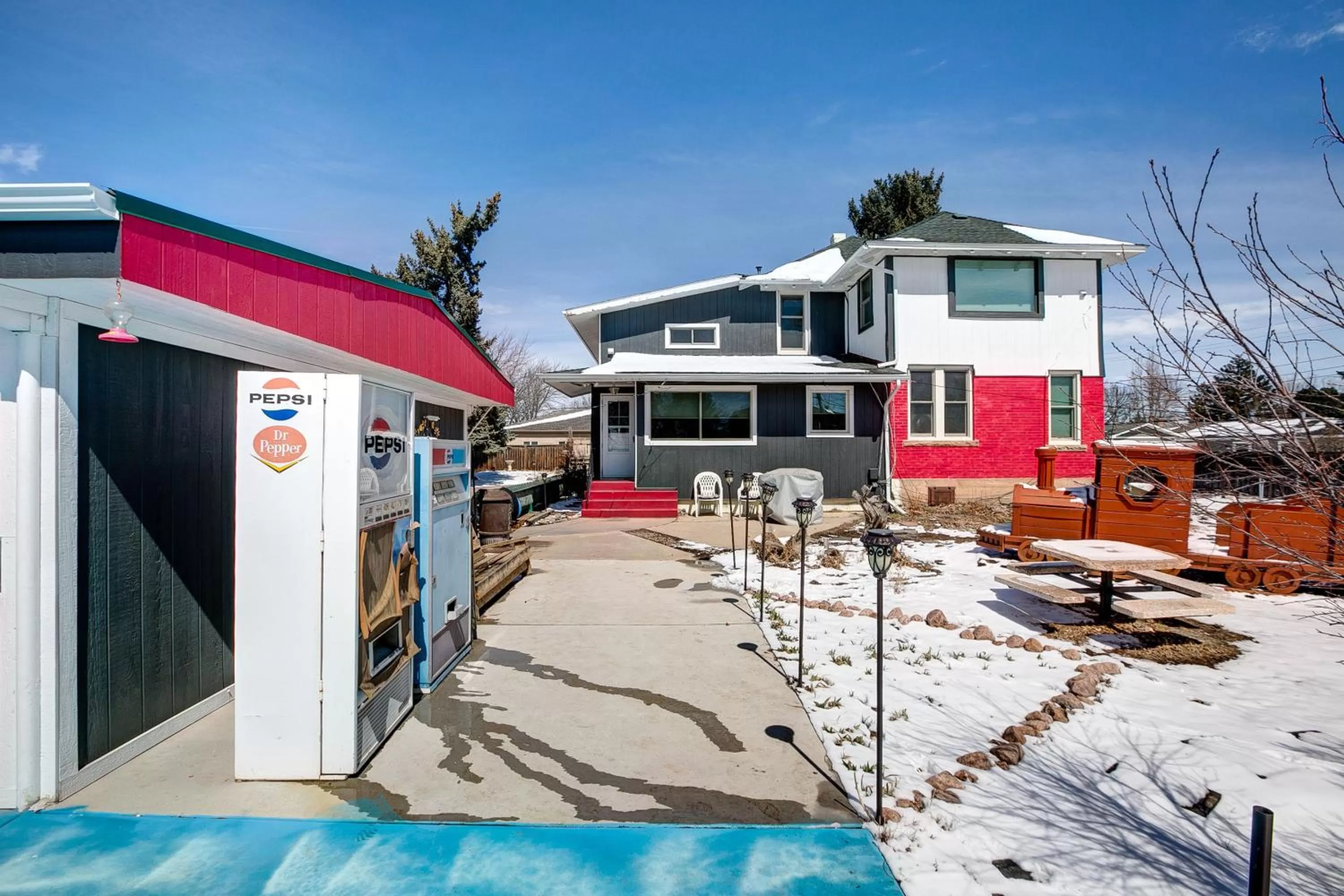 Property Building in The Oasis on Eisenhower