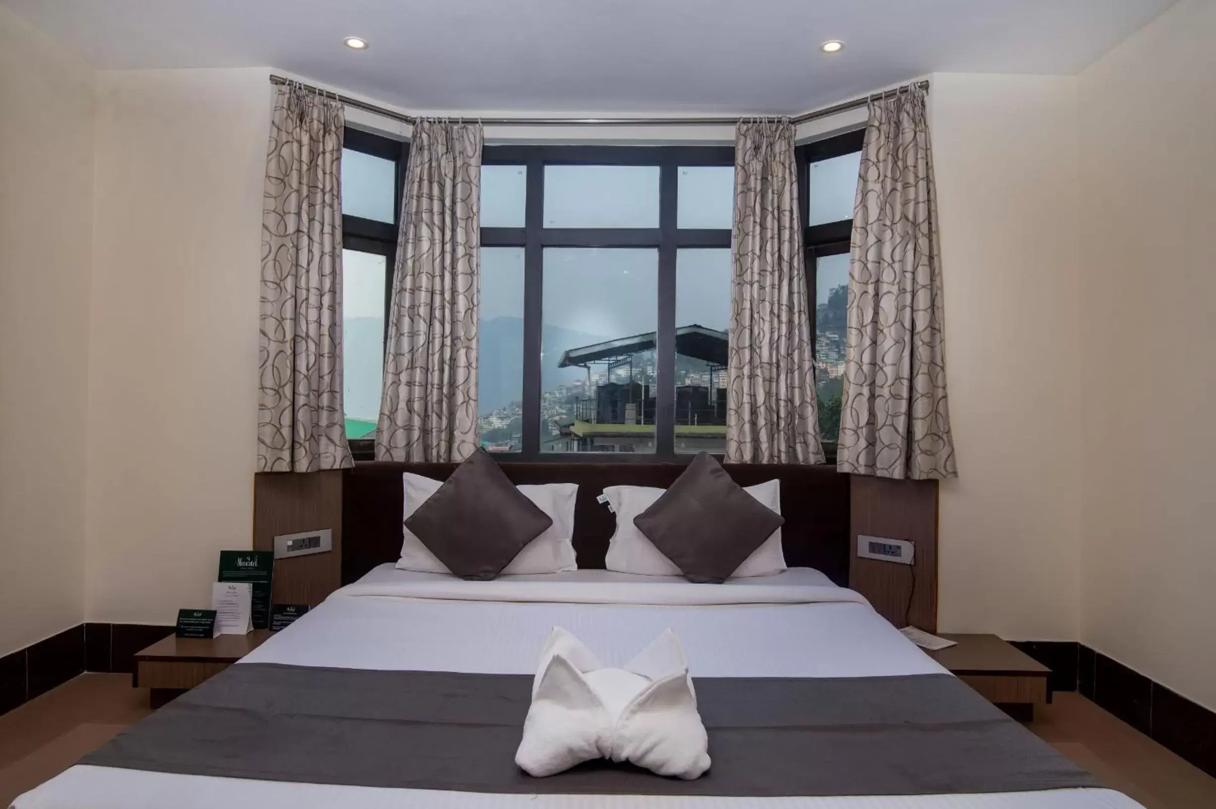 Superior King Room in Muscatel Yavachi - 400 Mts from MG Marg Superior King Room in Muscatel Yavachi - 400 Mts from MG Marg