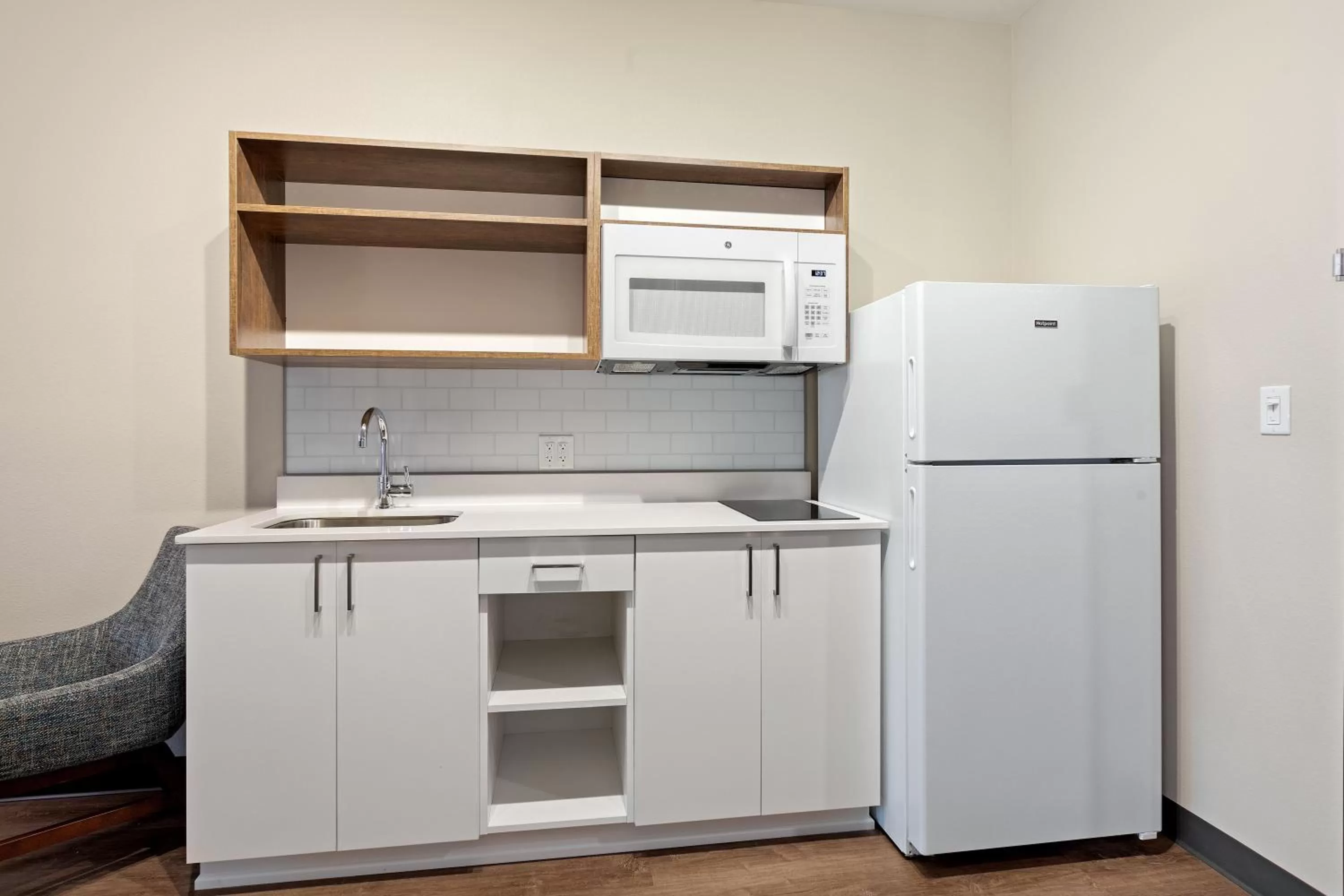 Kitchen or kitchenette in Extended Stay America Premier Suites - Tampa - Gibsonton - Riverview