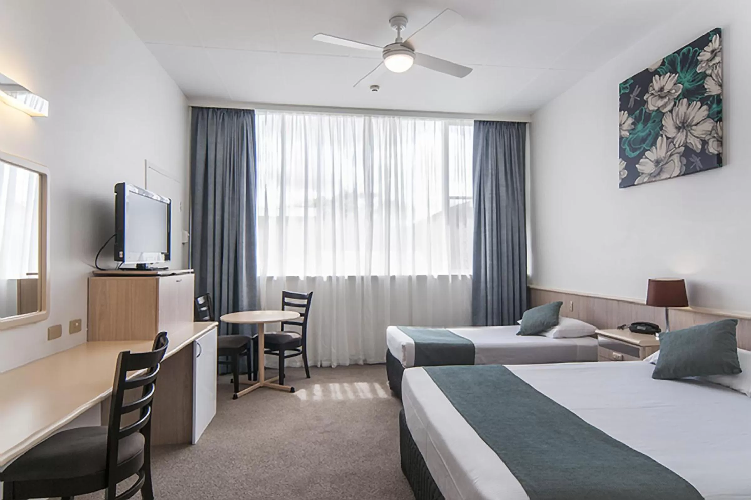 Superior Triple Room with 1 King and 1 Single Bed in Comfort Inn Regal Park