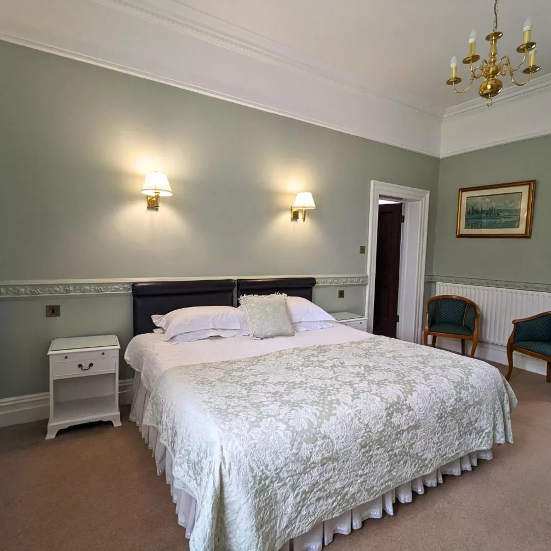 Bed in Shaw Hill Hotel Golf And Country Club