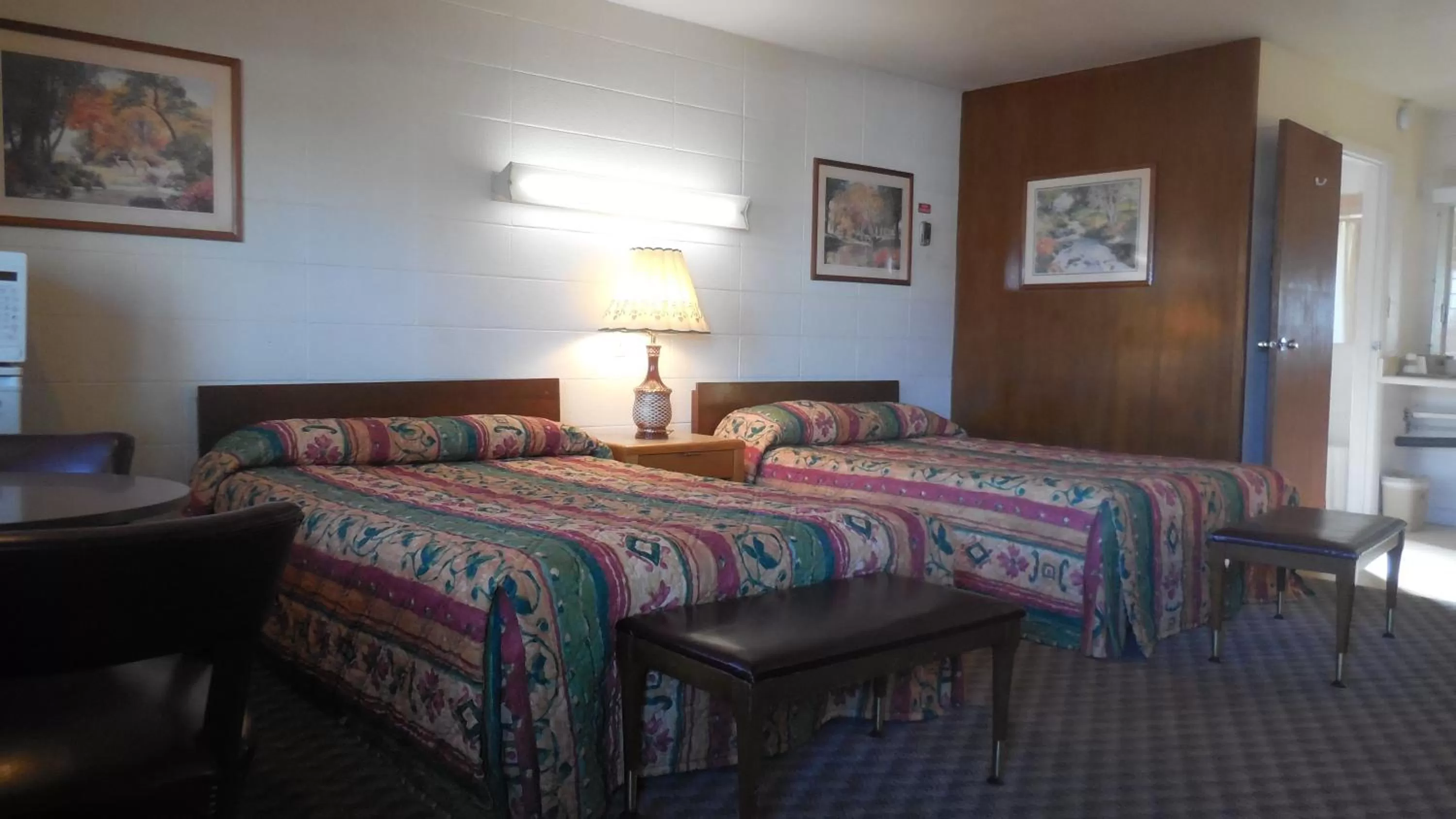 Photo of the whole room, Bed in Budget Host Exit 254 Inn
