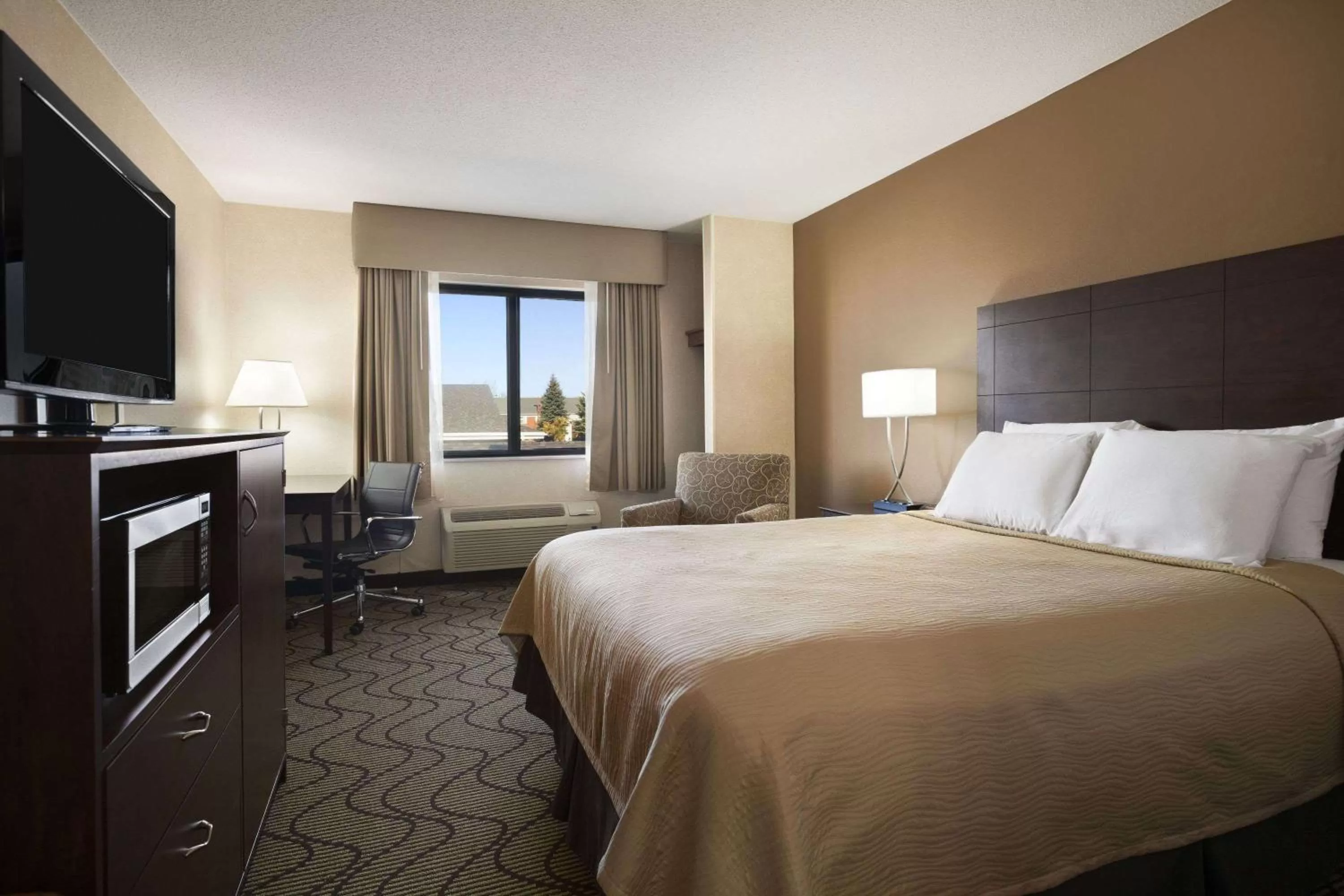 Photo of the whole room, Bed in Days Inn by Wyndham Columbia Mall