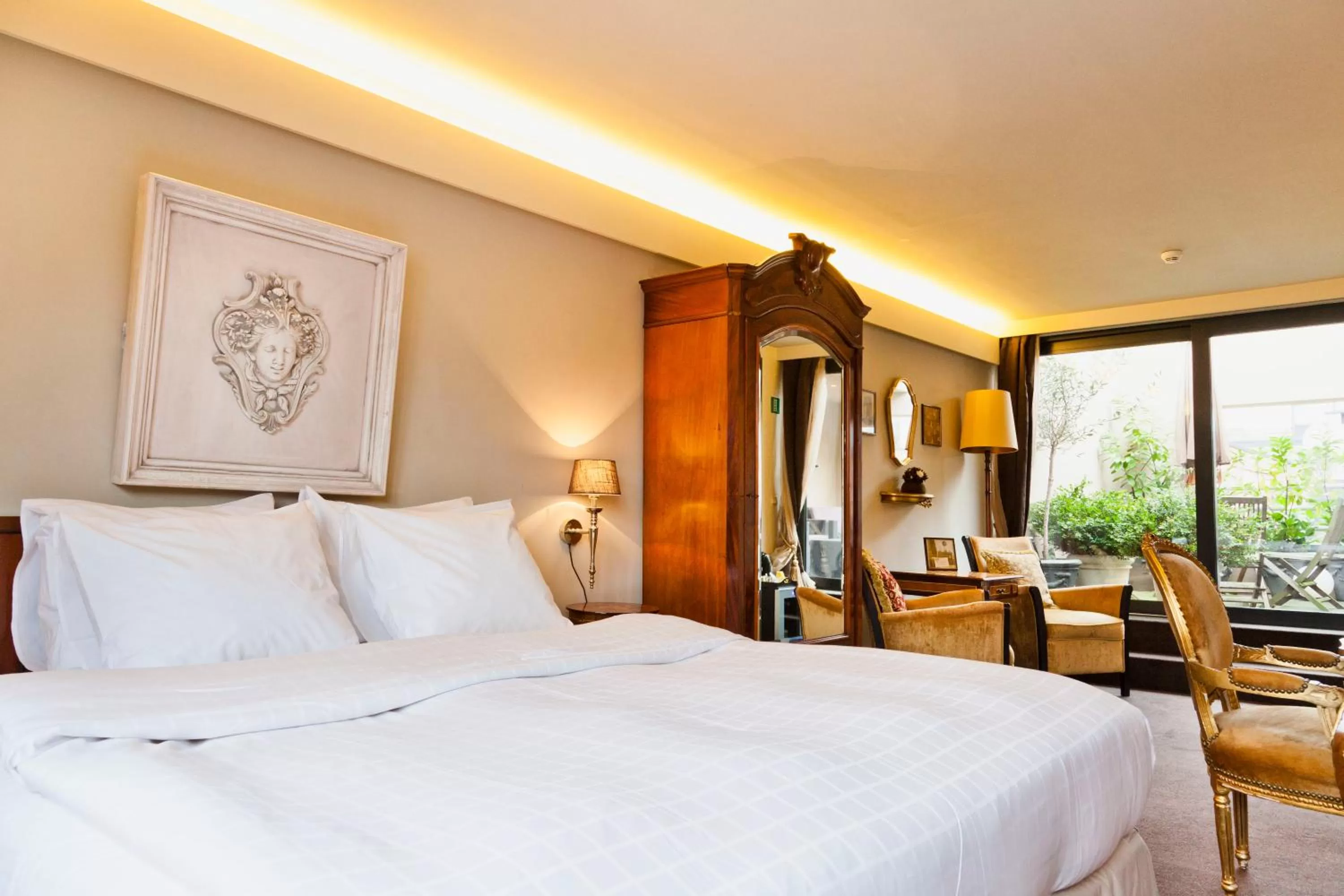 Photo of the whole room in Hotel Diamonds and Pearls