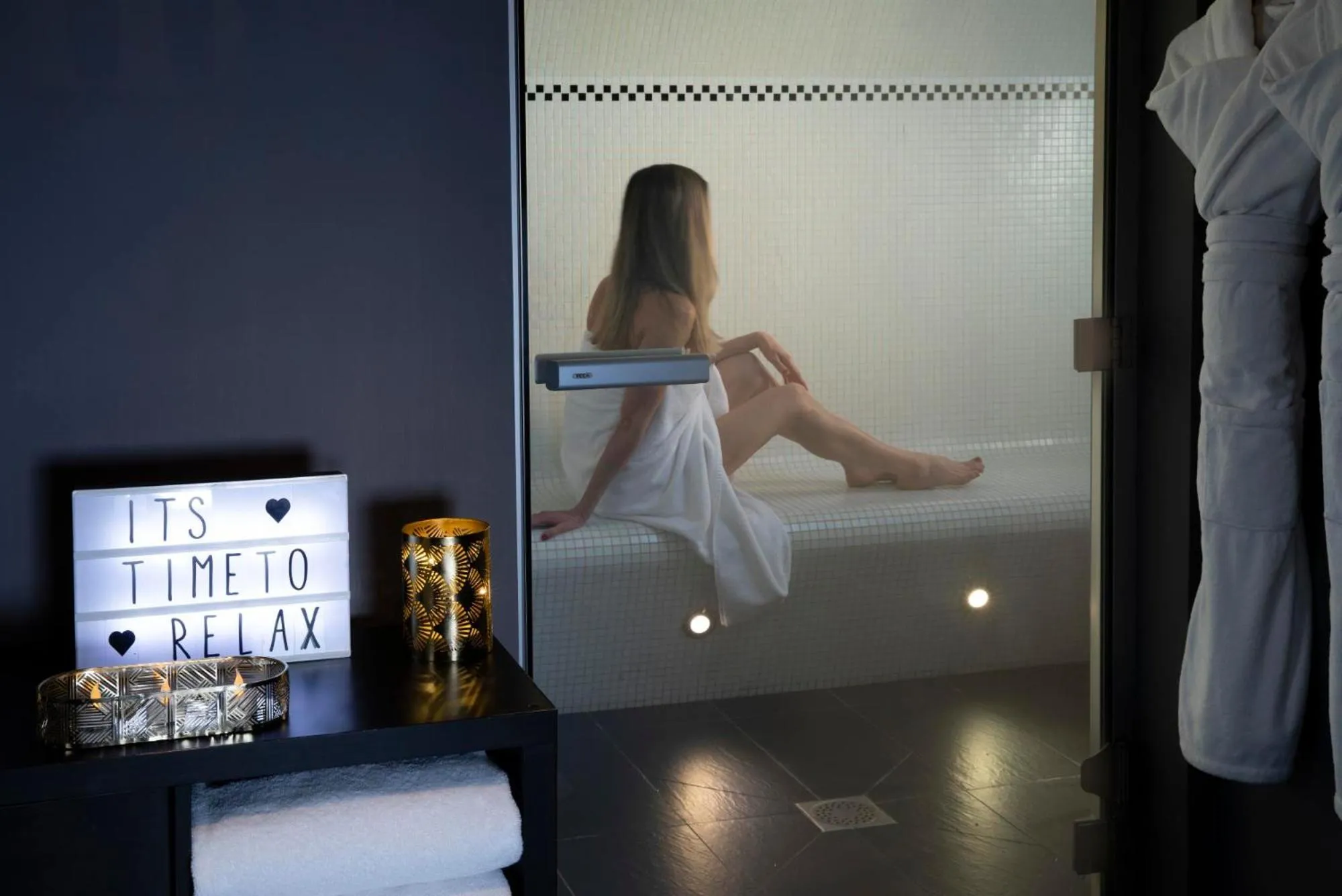 Steam room, Bed in Hotel Monsieur & Spa